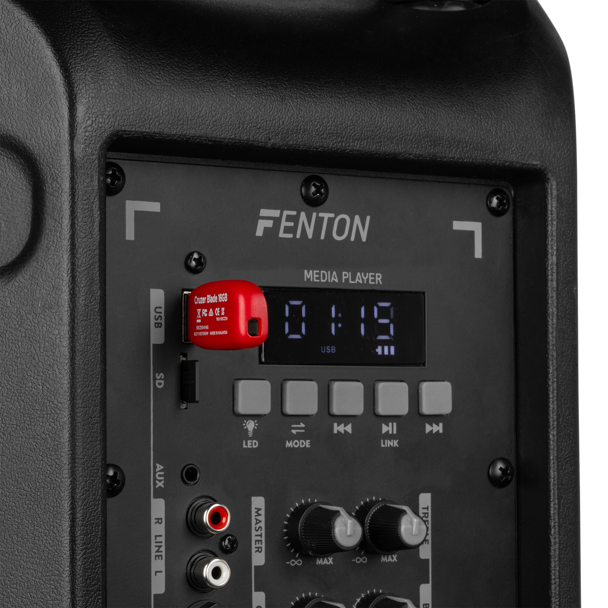 Primer plano de un panel de altavoz negro con una unidad USB insertada y botones de control y pantalla.