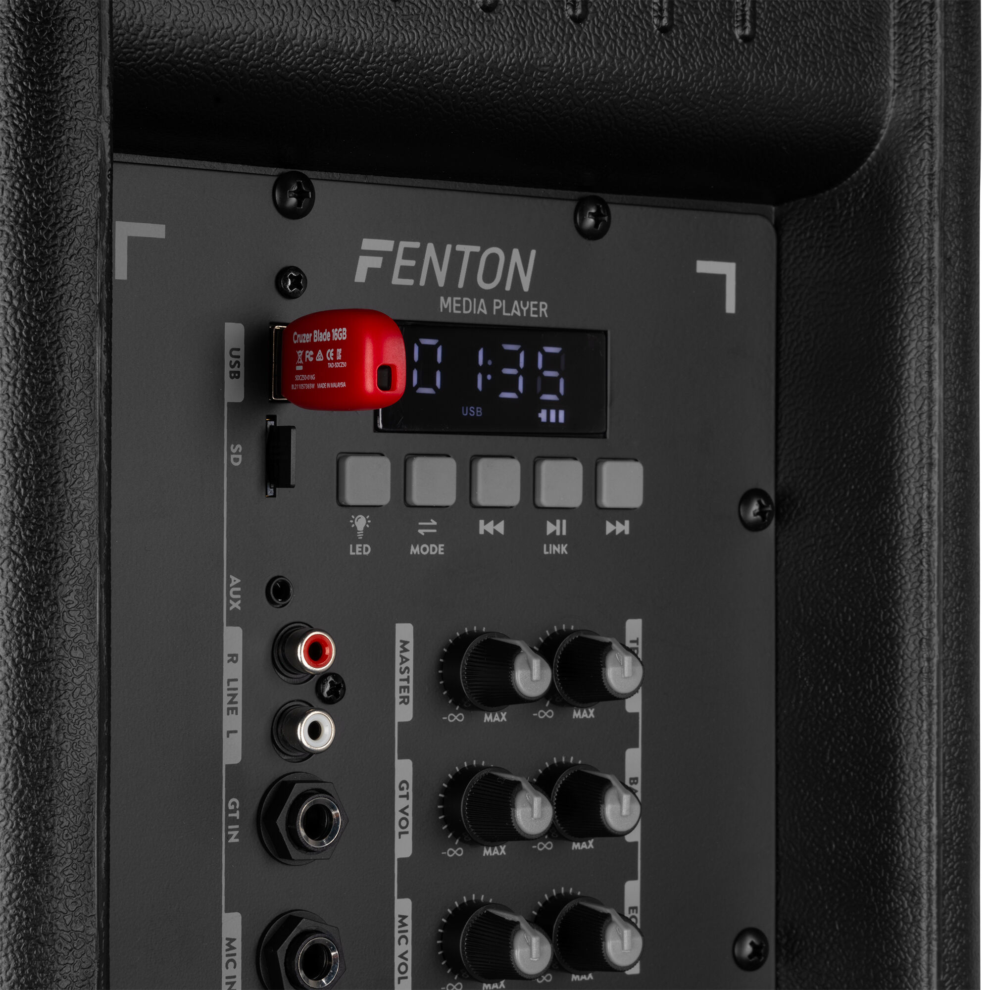 Primer plano de un panel de altavoz negro con una unidad USB insertada y botones de control y pantalla.