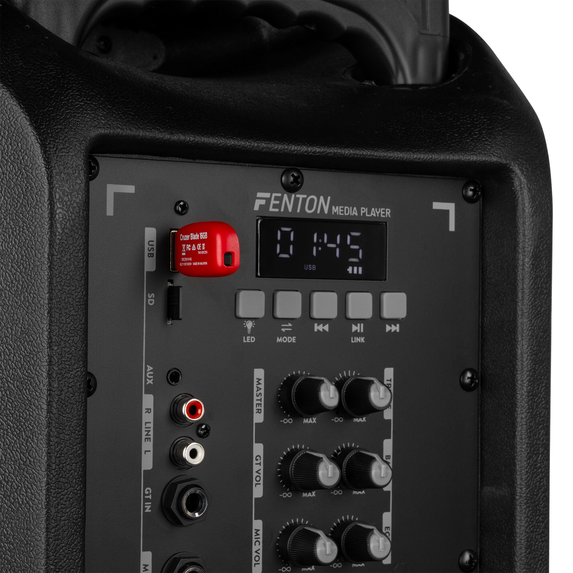 Primer plano del panel de control del altavoz con USB rojo. El panel tiene botones y diales. Fondo blanco.