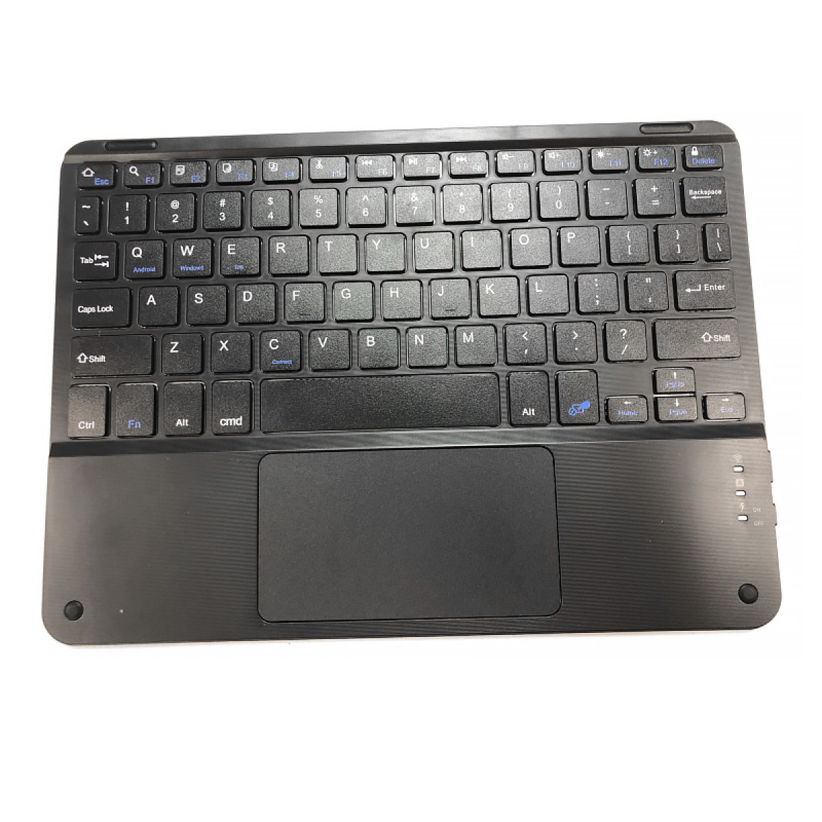 Schwarze Tastatur mit Touchpad. Tasten sind schwarz mit weißen und blauen Symbolen. Weißer Hintergrund.