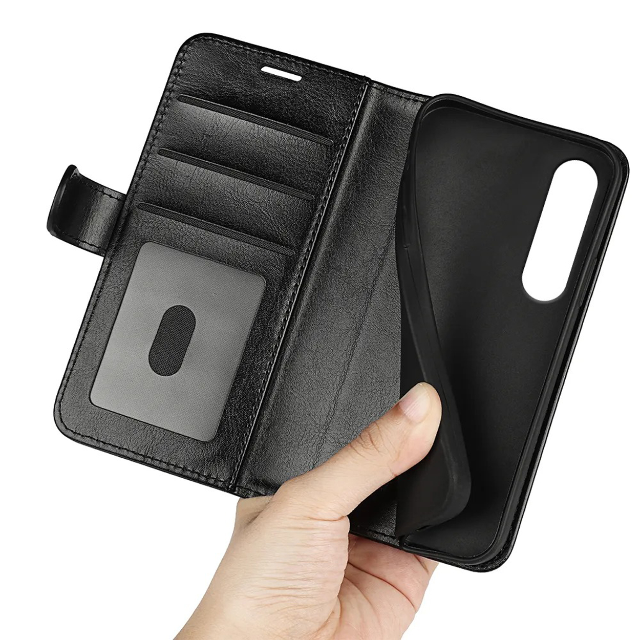 Étui de téléphone noir ouvert. Main tenant l'étui. L'étui a des fentes pour cartes et une poche en plastique transparente.