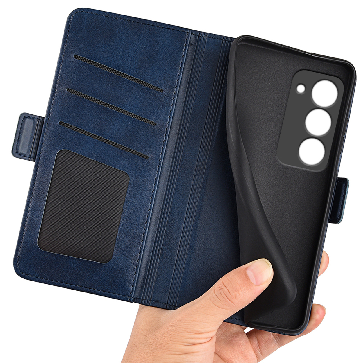 Een hand houdt een blauwe telefoonhoes open met een telefoon erin. Een zwarte telefoonhoes zit in de hoes.