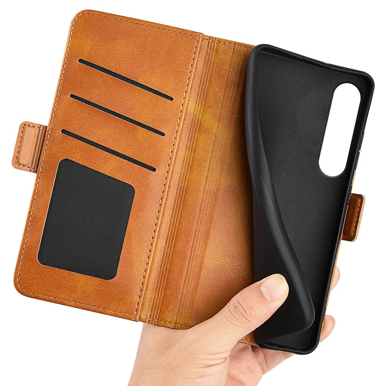 Hand die een zwarte telefoonhoes openhoudt, met bruin interieur met kaartsleuven en een zwarte telefoonhouder.