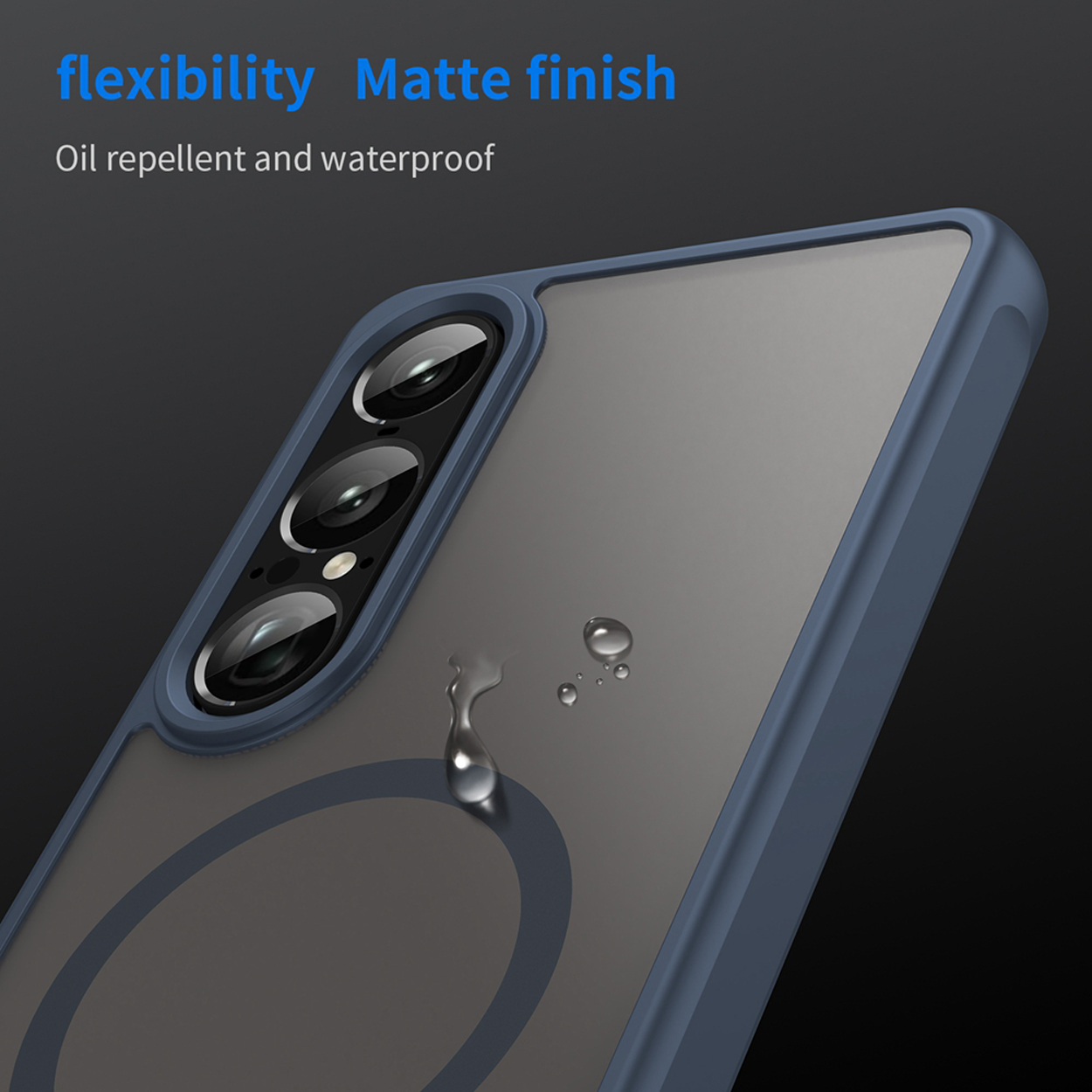Een telefoonhoesje met een blauw frame en een transparante achterkant. Waterdruppels vallen.