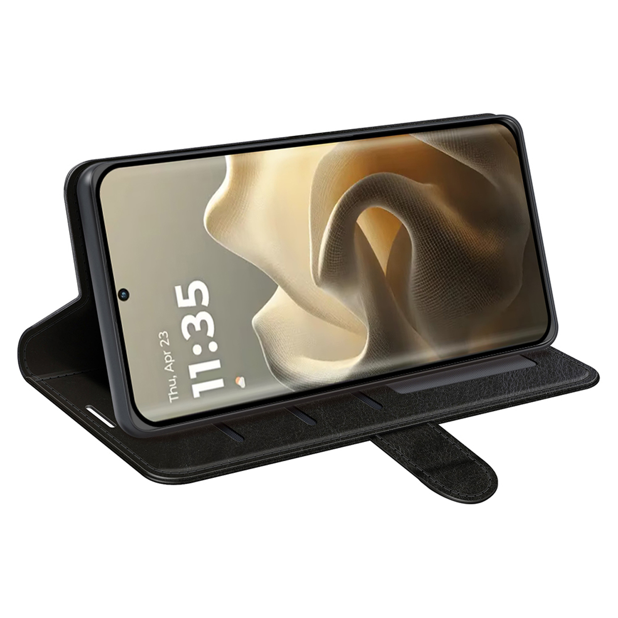 Zwarte leren telefoonhoes, open op een oppervlak. Telefoon toont de tijd. De hoes is opgevouwen om rechtop te staan.