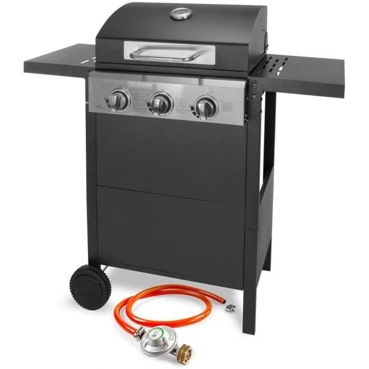 Ein schwarzer Grill mit drei Brennern und Seitenablagen wird mit einem Gasanschluss gezeigt. Es steht auf einem schwarzen Ständer mit Rädern.
