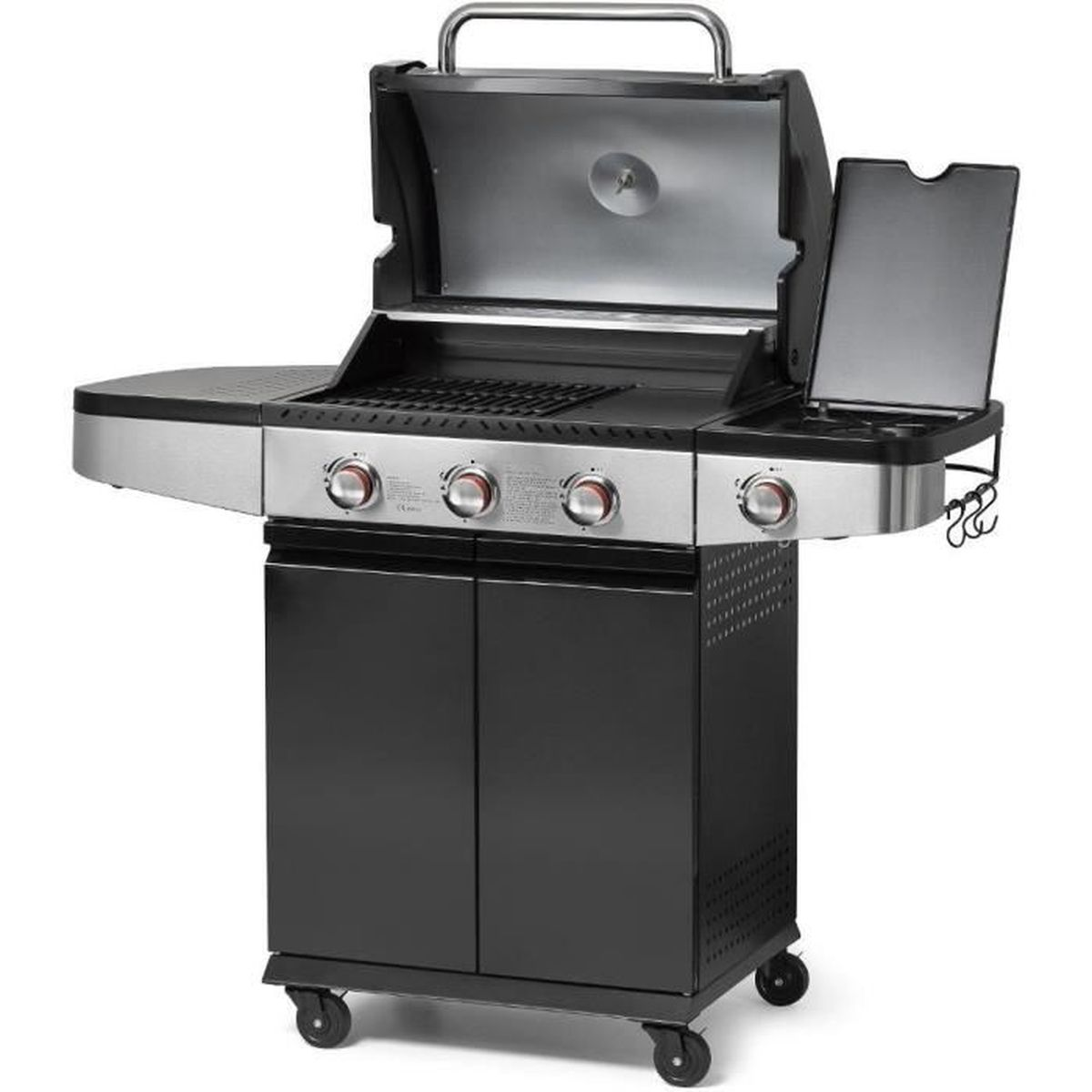 Ein schwarzer Gasgrill mit drei Knöpfen, auf einem Wagen mit Rädern, auf weißem Hintergrund, mit einem Seitenregal.