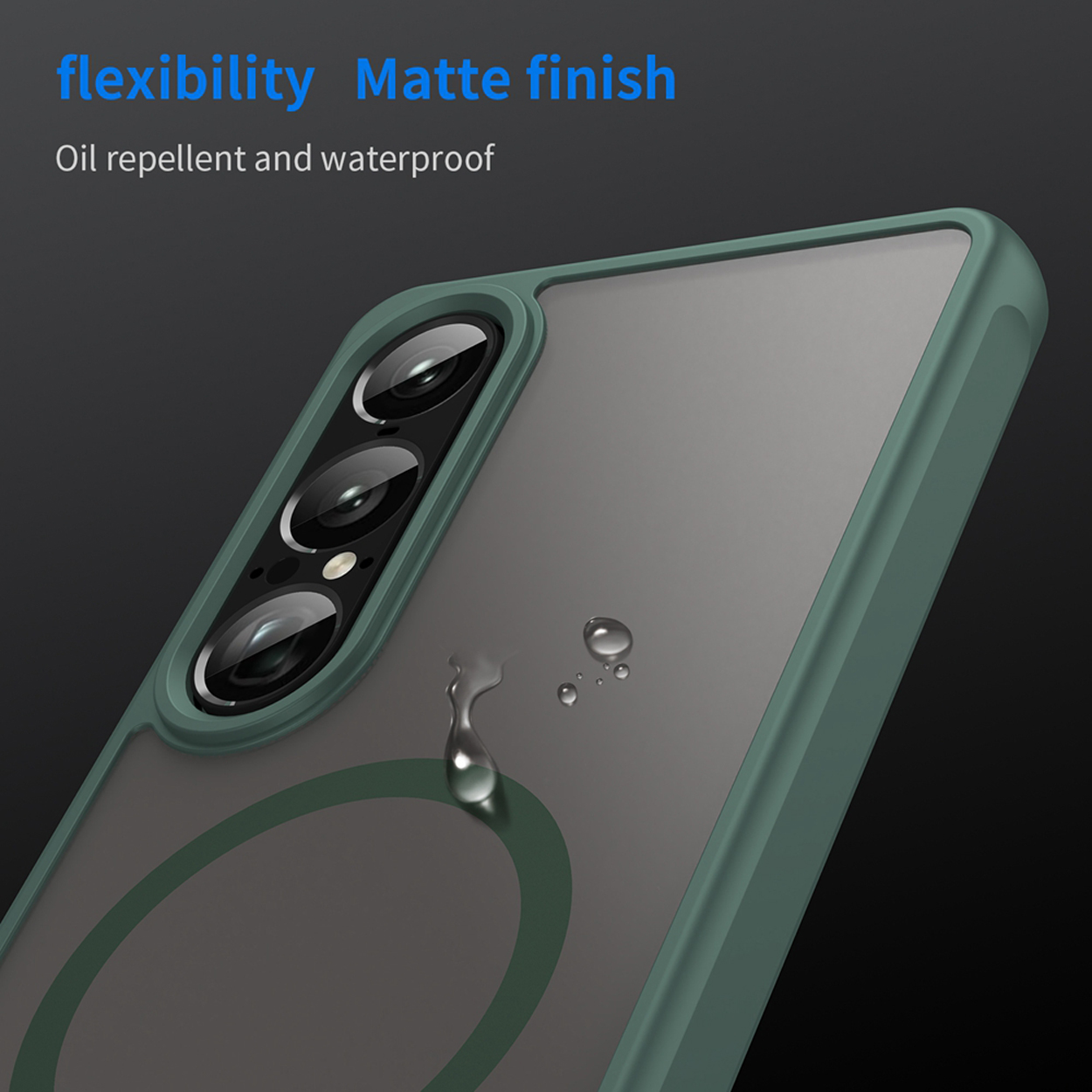 Een telefoonhoesje met een groen frame en een transparante achterkant. Waterdruppels vallen.