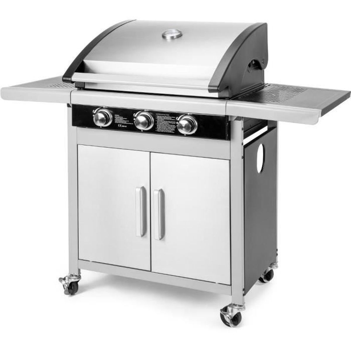 Ein Edelstahl-Außengrill mit zwei Türen, drei Brennern und Seitenablagen auf einem rollbaren Wagen.