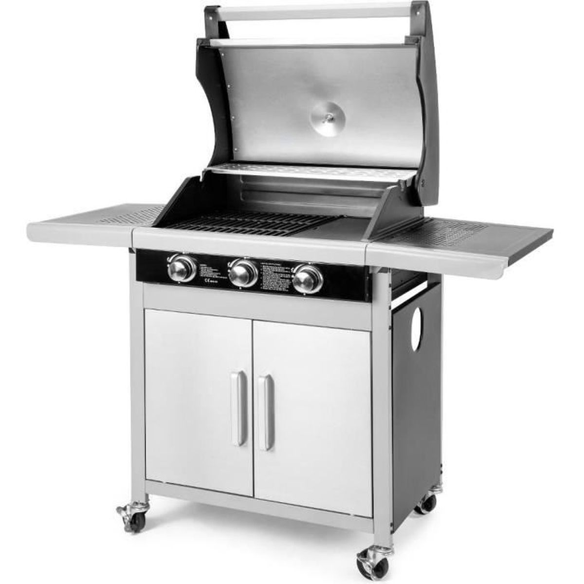 Ein Außengrill mit offenem Deckel. Er hat Seitenregale und ist auf Rädern. Er hat drei Brenner.