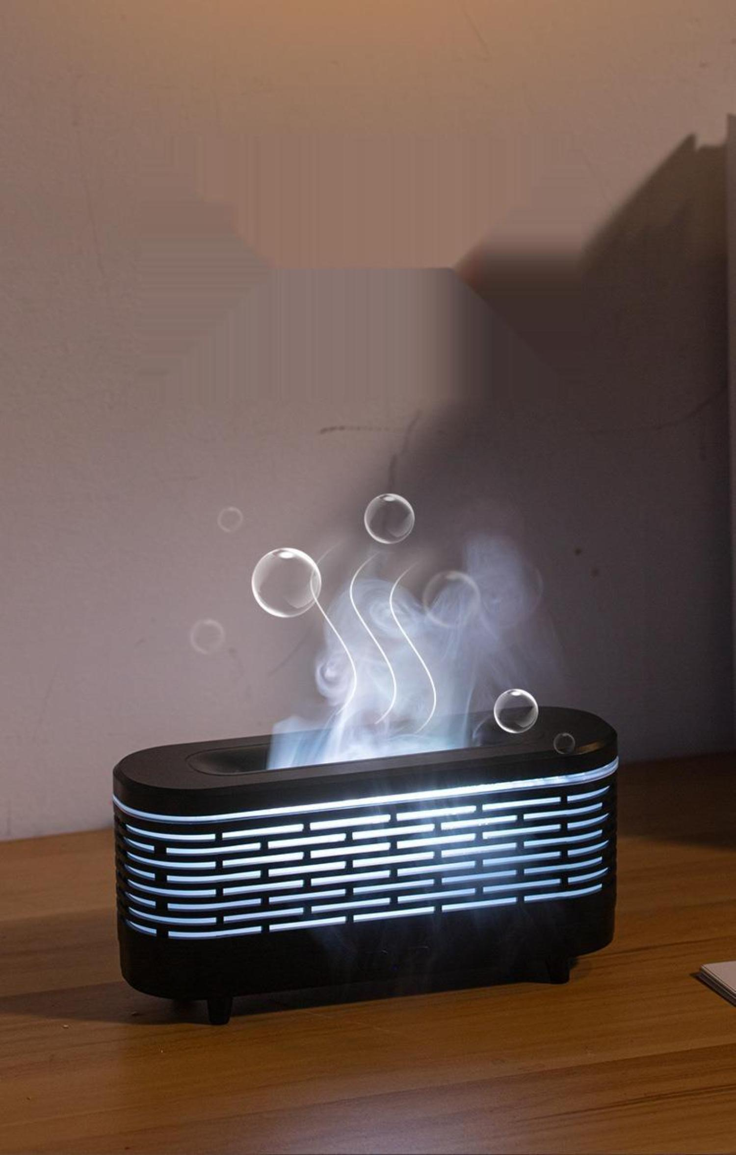 Ein schwarzer Diffusor für ätherische Öle mit Dampfblasen, die von oben aufsteigen.