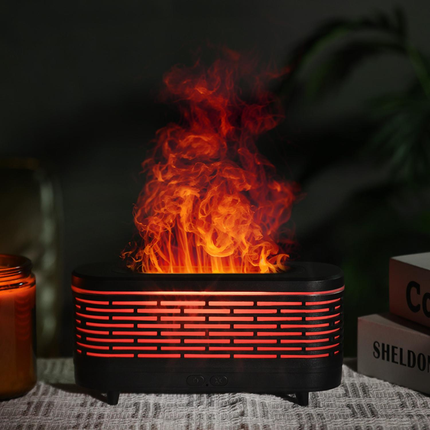 Ein schwarzer und roter Aroma-Diffusor mit Flammeneffekt. Der Flammeneffekt ist mit dunklem Hintergrund sichtbar.