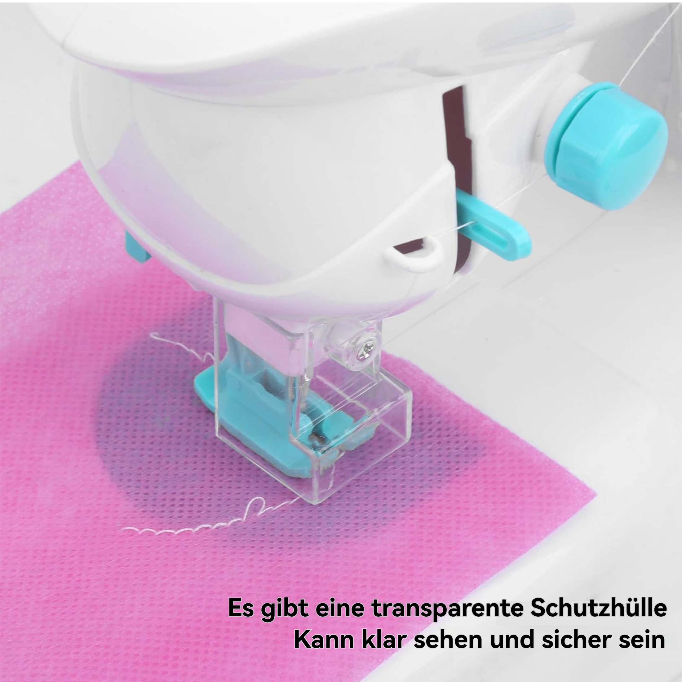 Nahaufnahme einer Nähmaschine, die rosa Stoff näht.