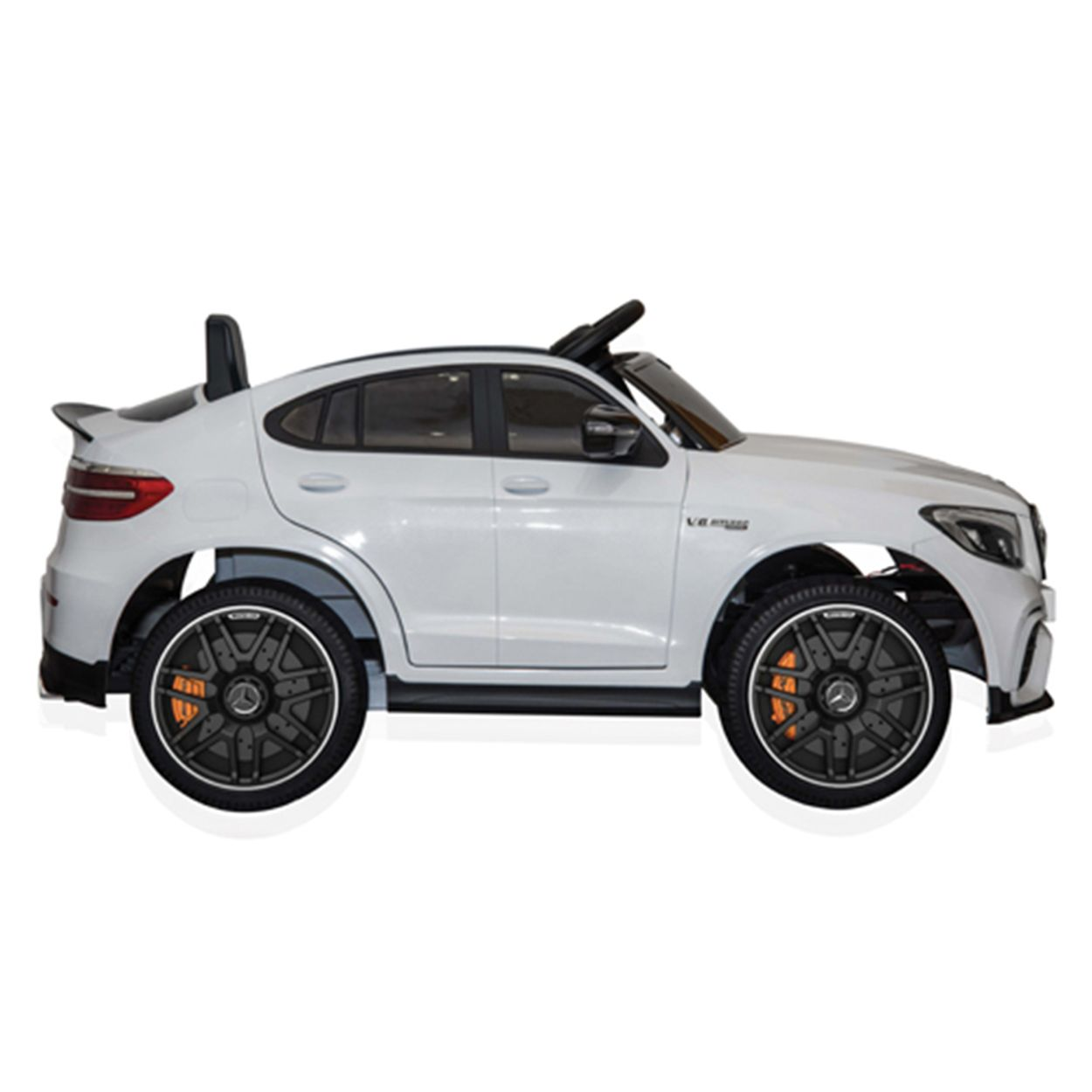 Weißes Spielzeugauto mit schwarzen Rädern und Heckansicht. Das Auto ist ein Mercedes-Benz GLC Coupé Modell.