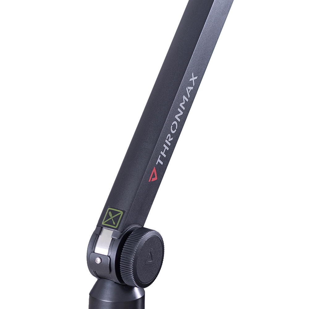 Primo piano di un braccio per microfono nero con il marchio "Thronmax" e l'hardware delle giunture dettagliato.