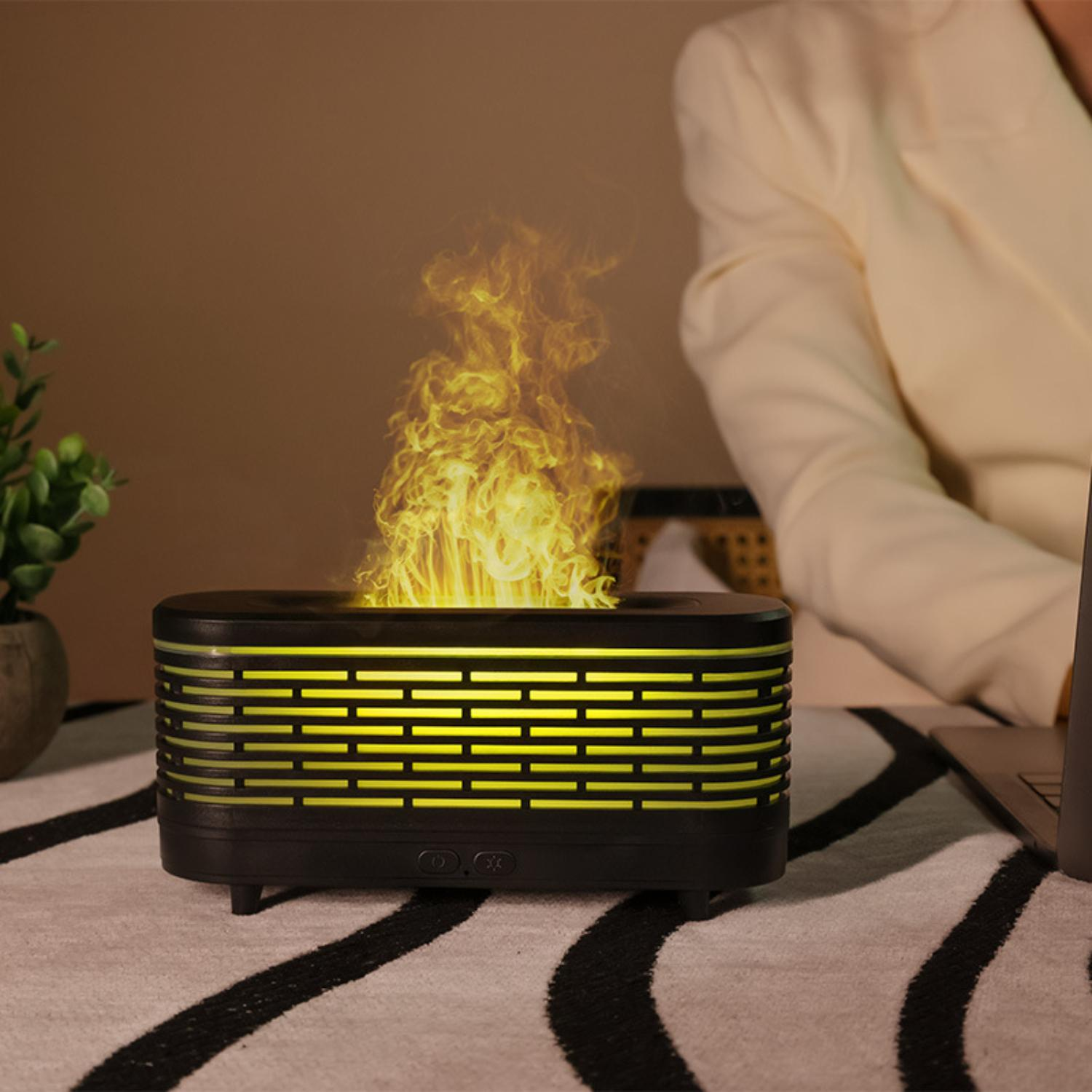 Ein schwarzer und gelber Luftbefeuchter mit Flammeneffekt, auf einer gemusterten Oberfläche.