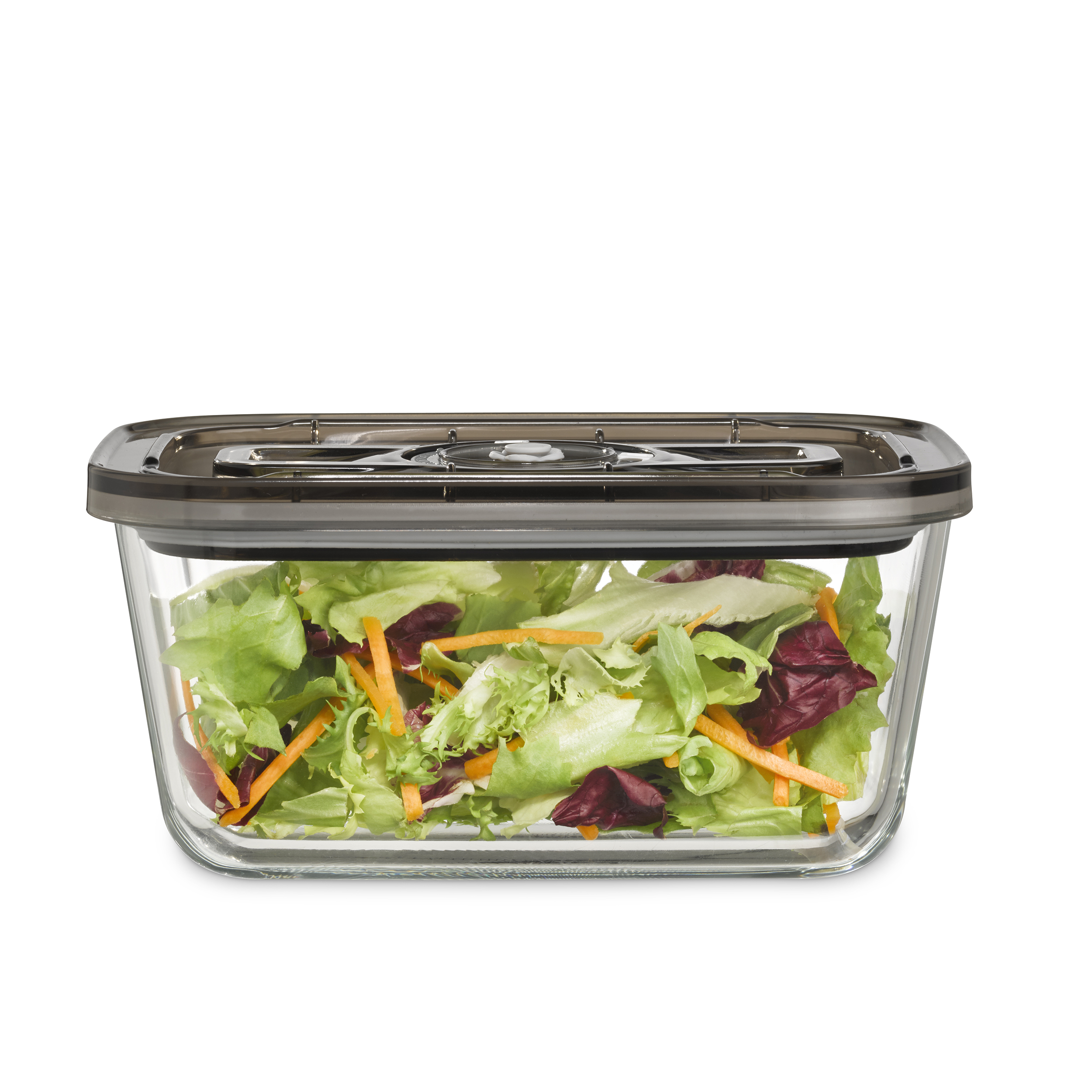 Ein klarer Glasbehälter mit schwarzem Deckel, gefüllt mit gemischtem Salat.
