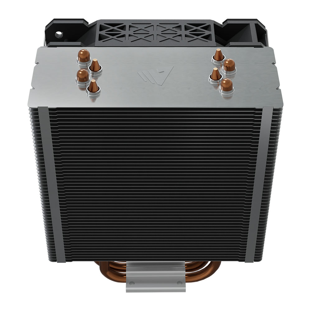 Widok z góry na chłodnicę procesora. Pokazuje żebra, rurki cieplne i srebrny wierzch. Miedziane rury. Czarna podstawa. Białe tło.