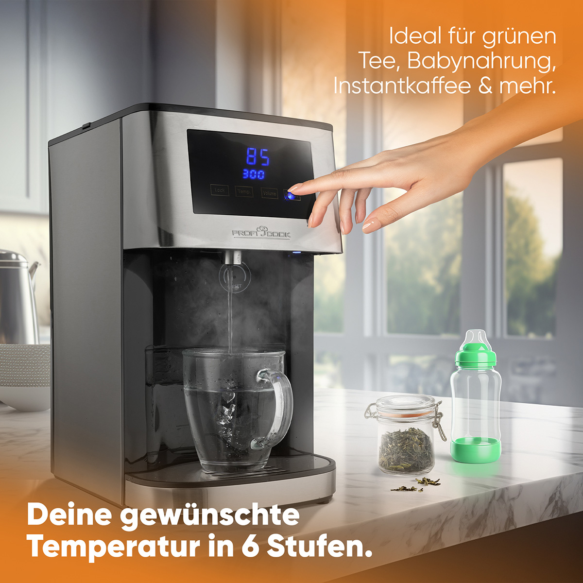 Dozownik wody nalewa wodę do szklanki. Na blacie znajdują się butelka dla niemowląt i pojemnik na zioła.