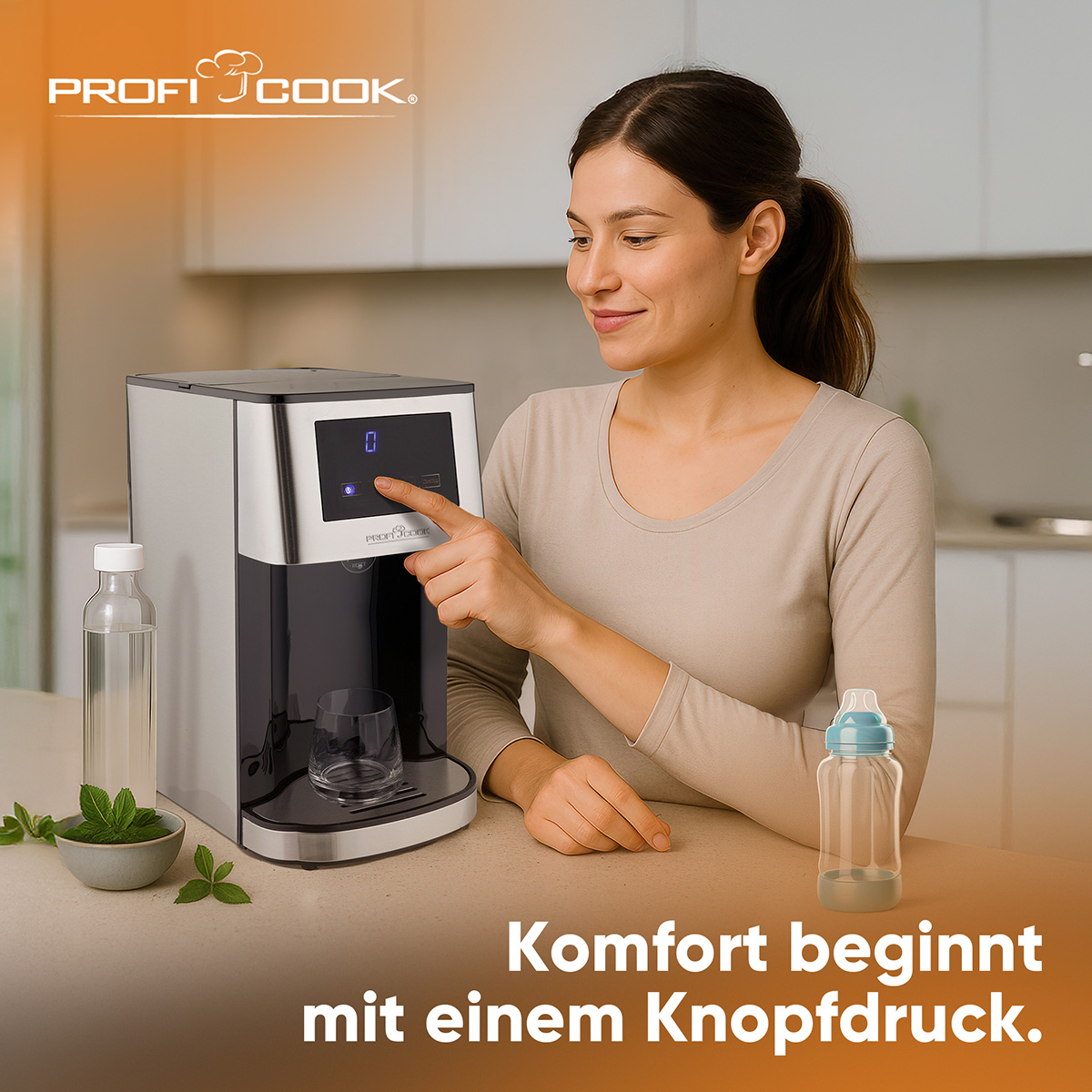 Kobieta pije z filiżanki, w pobliżu szklanego czajnika z herbatą w środku. Tło przedstawia kuchnię.