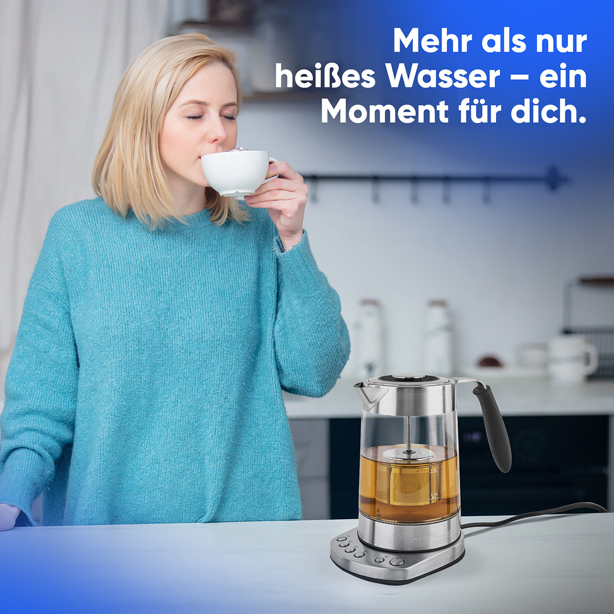 Srebrny dystrybutor wody z filiżanką na tacy. Szczegóły pokazują poziom napełnienia i stal nierdzewną.