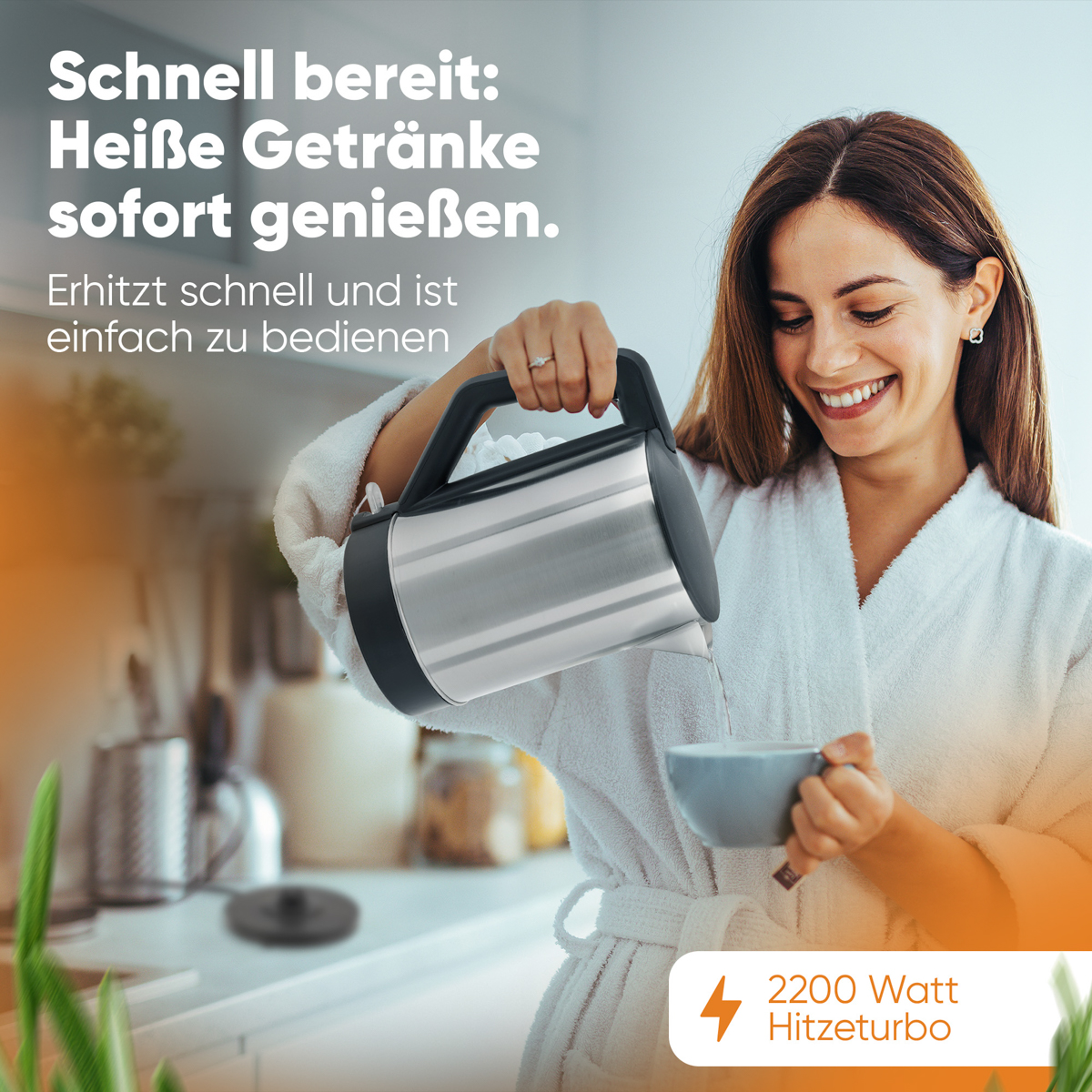 Kobieta w szlafroku nalewa gorącą wodę z czajnika do filiżanki. Pokazano ikonę 2200 W.