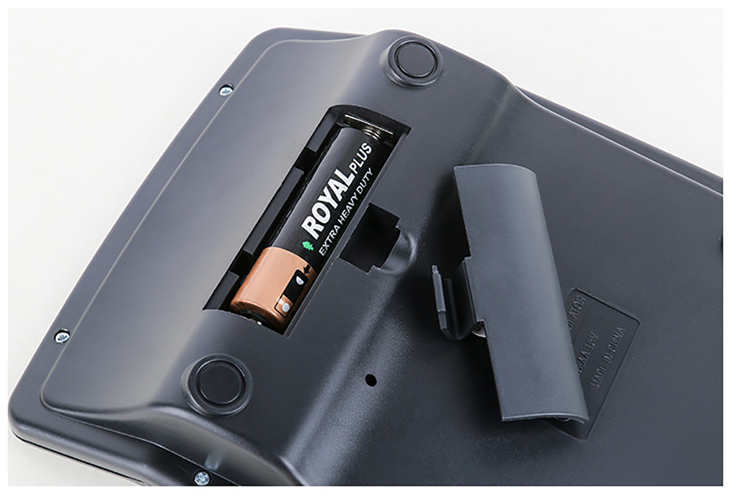 Die Unterseite eines Rechners mit geöffnetem Batteriefach, das eine 'ROYAL PLUS' Batterie zeigt.