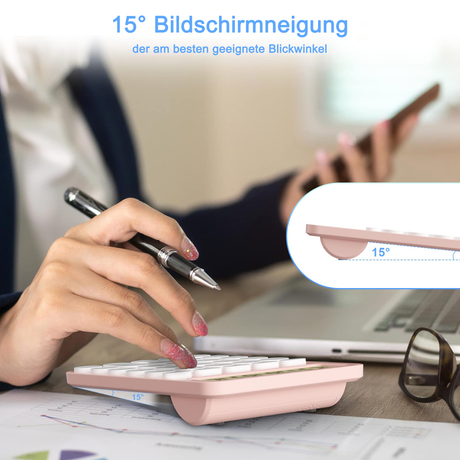 Hände einer Person, die einen Taschenrechner auf einem Schreibtisch benutzen. Laptop und Brille sind ebenfalls sichtbar.