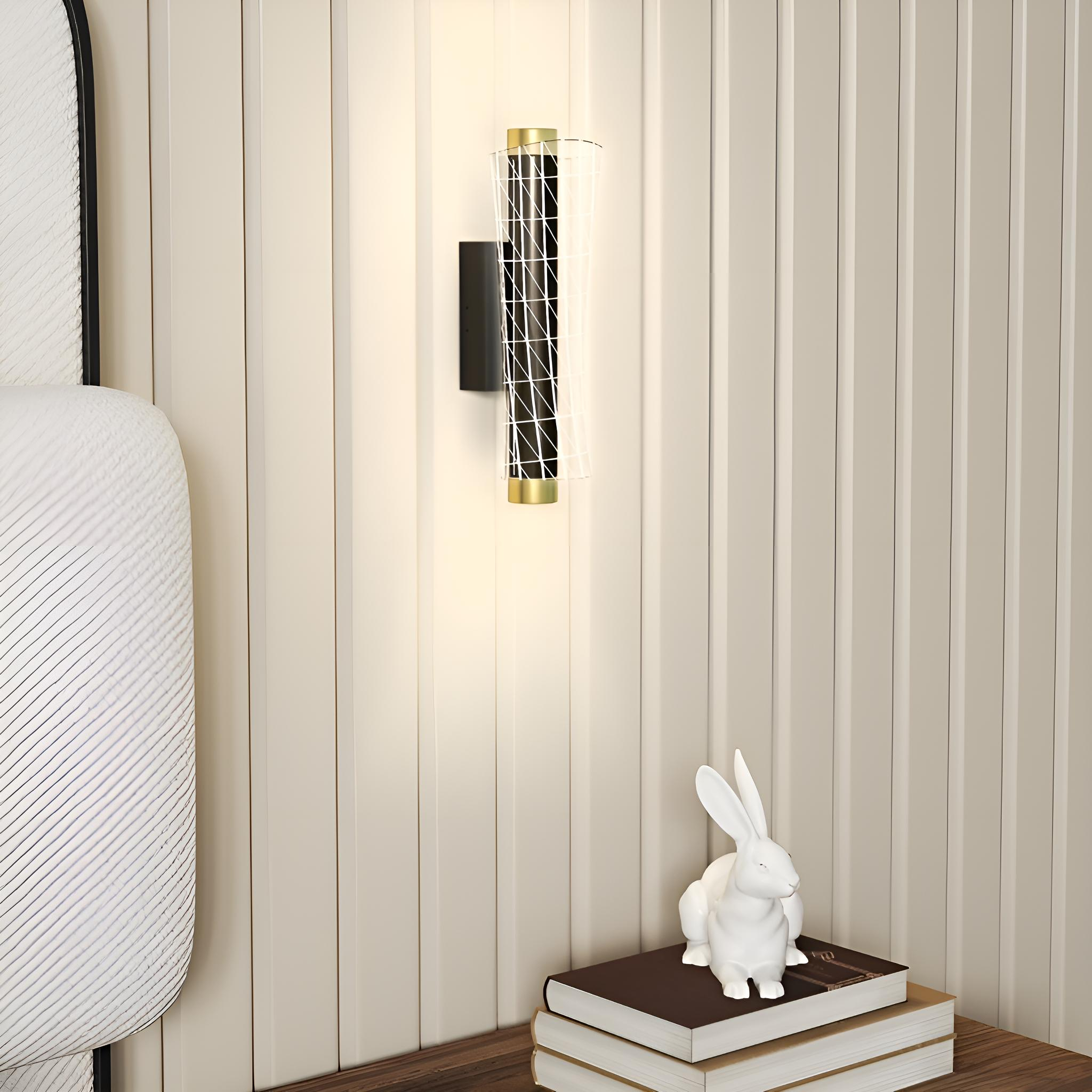 Moderne Wandleuchte mit schwarzem und goldenem Rahmen, mit einer weißen Kaninchenfigur auf Büchern.