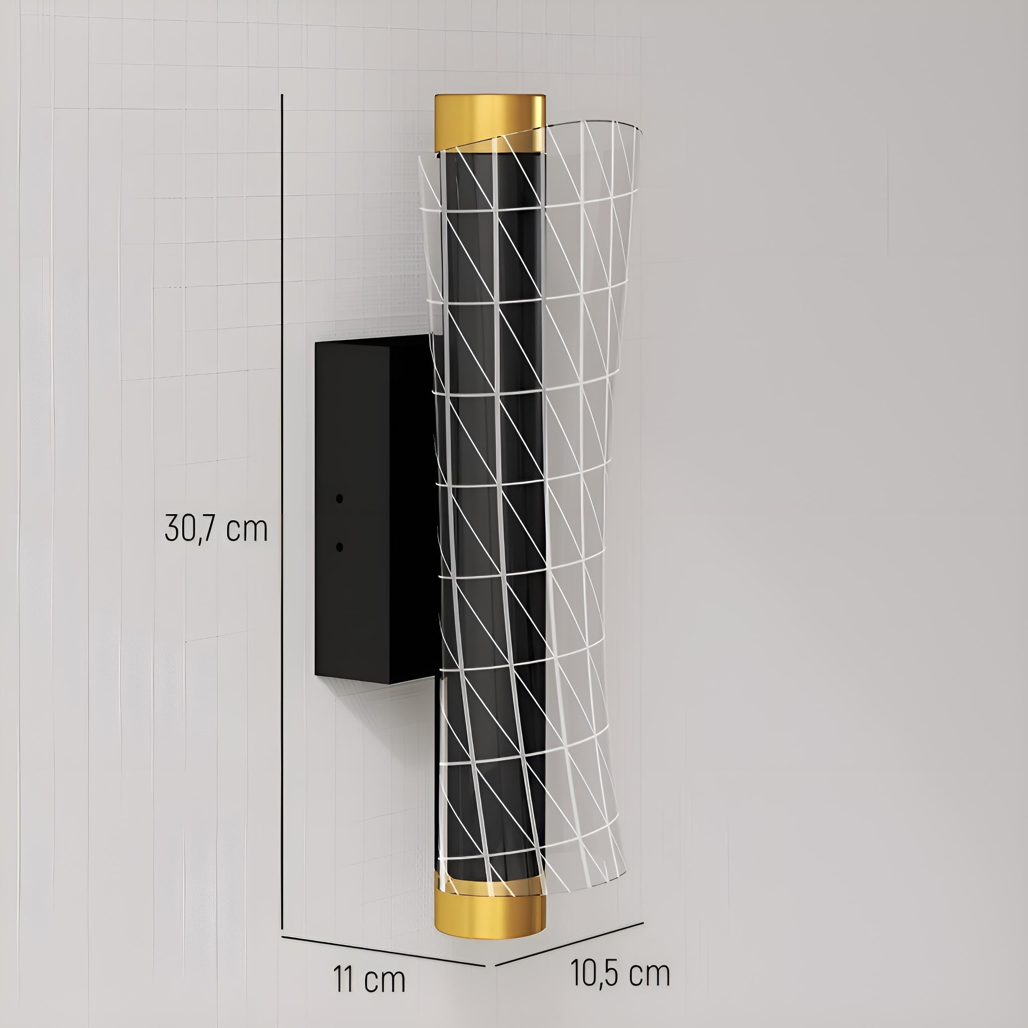 Eine schwarz-goldene Wandleuchte mit weißem Gitterdesign, Abmessungen und weißem Fliesen-Hintergrund.