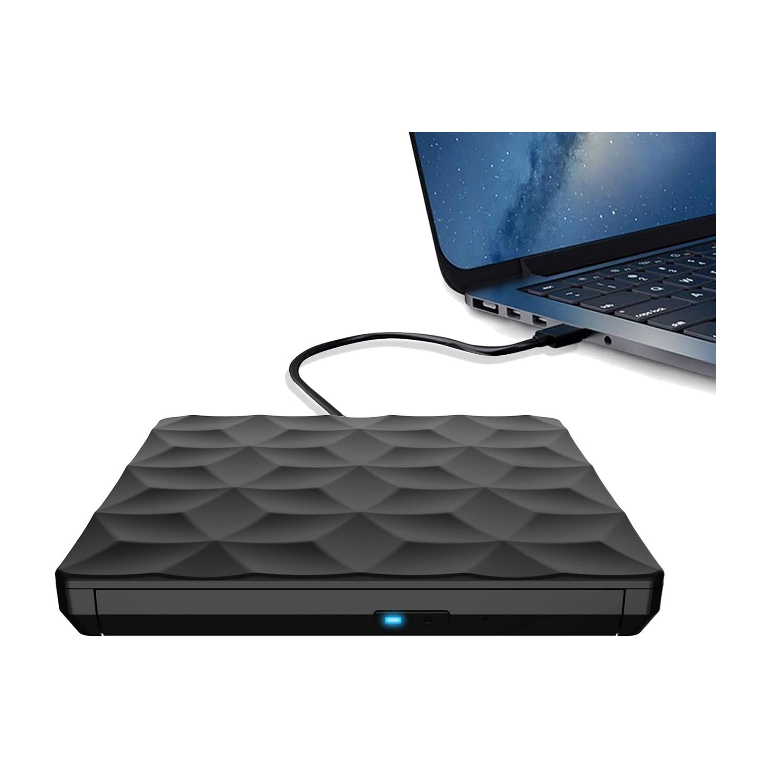 Ein schwarzes tragbares Laufwerk mit geometrischer Textur. Ein Laptop ist über ein USB-Kabel angeschlossen.