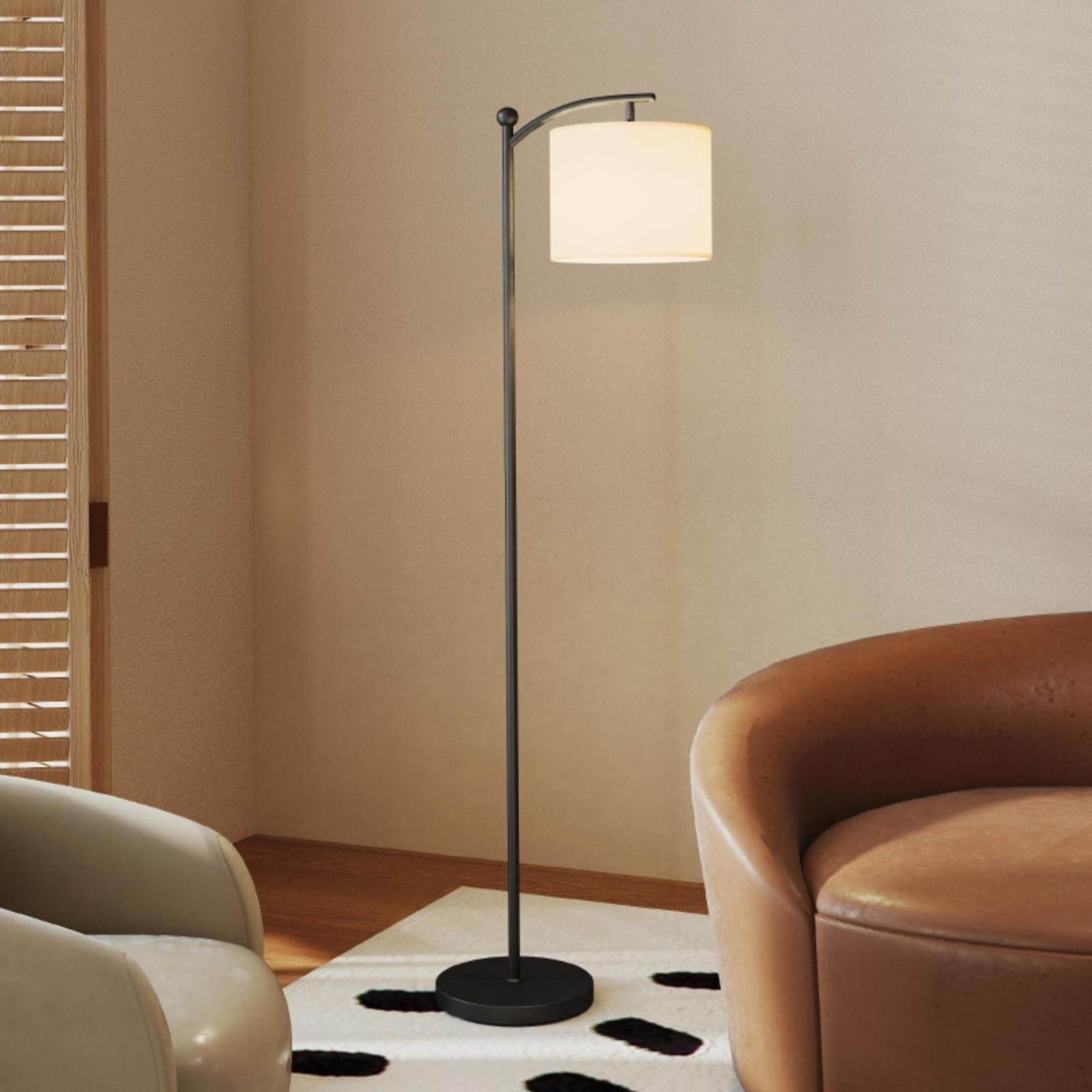Stehlampe in einem Wohnzimmer, mit Sofa und Stühlen.