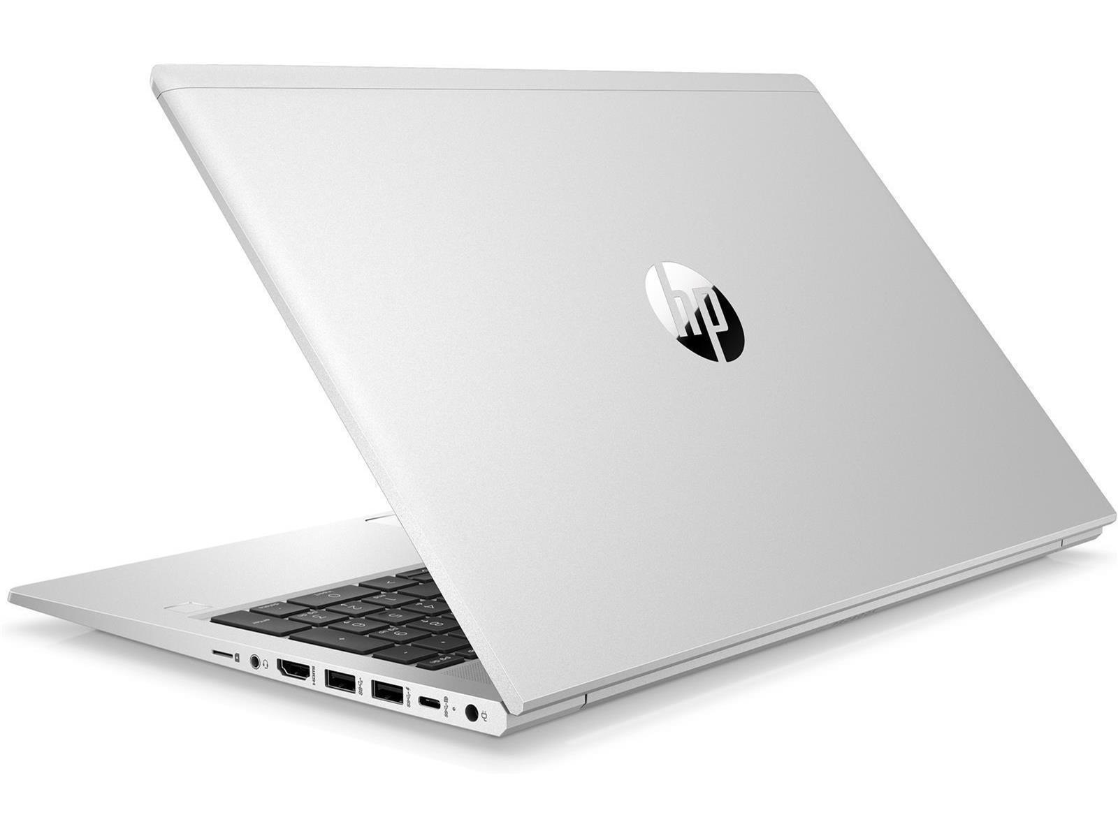 Silberner Laptop, Rückansicht, leicht geöffnet. Das HP-Logo ist sichtbar. Der Laptop steht auf einer weißen Oberfläche.