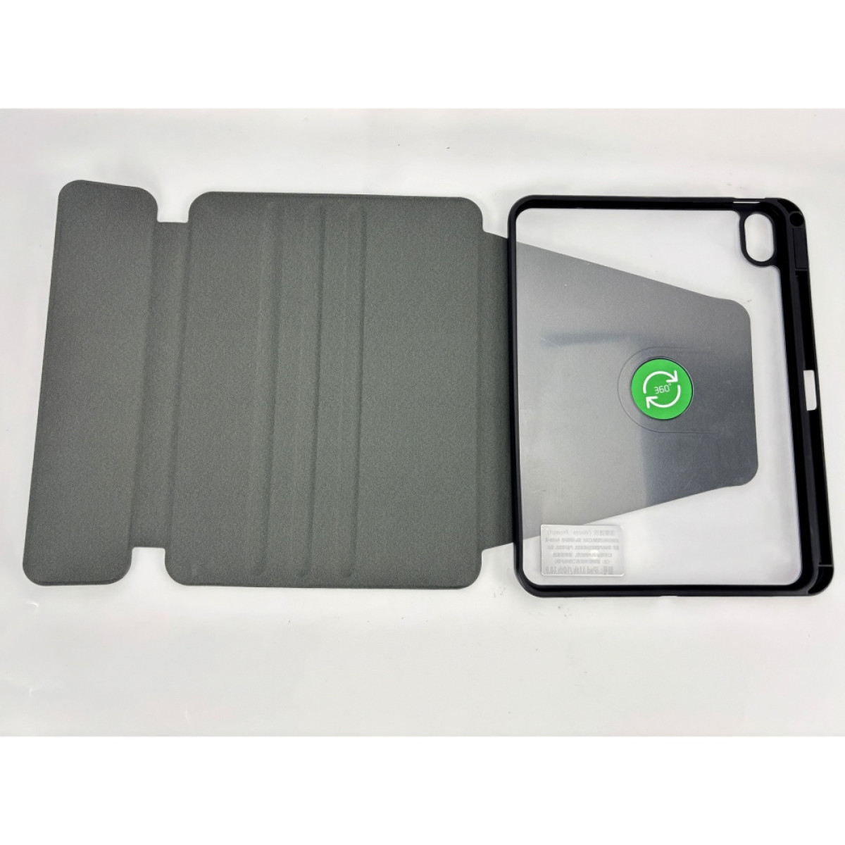 Gesloten tabletcase met een zwarte cover en een zwarte oplaadkabel op witte achtergrond.
