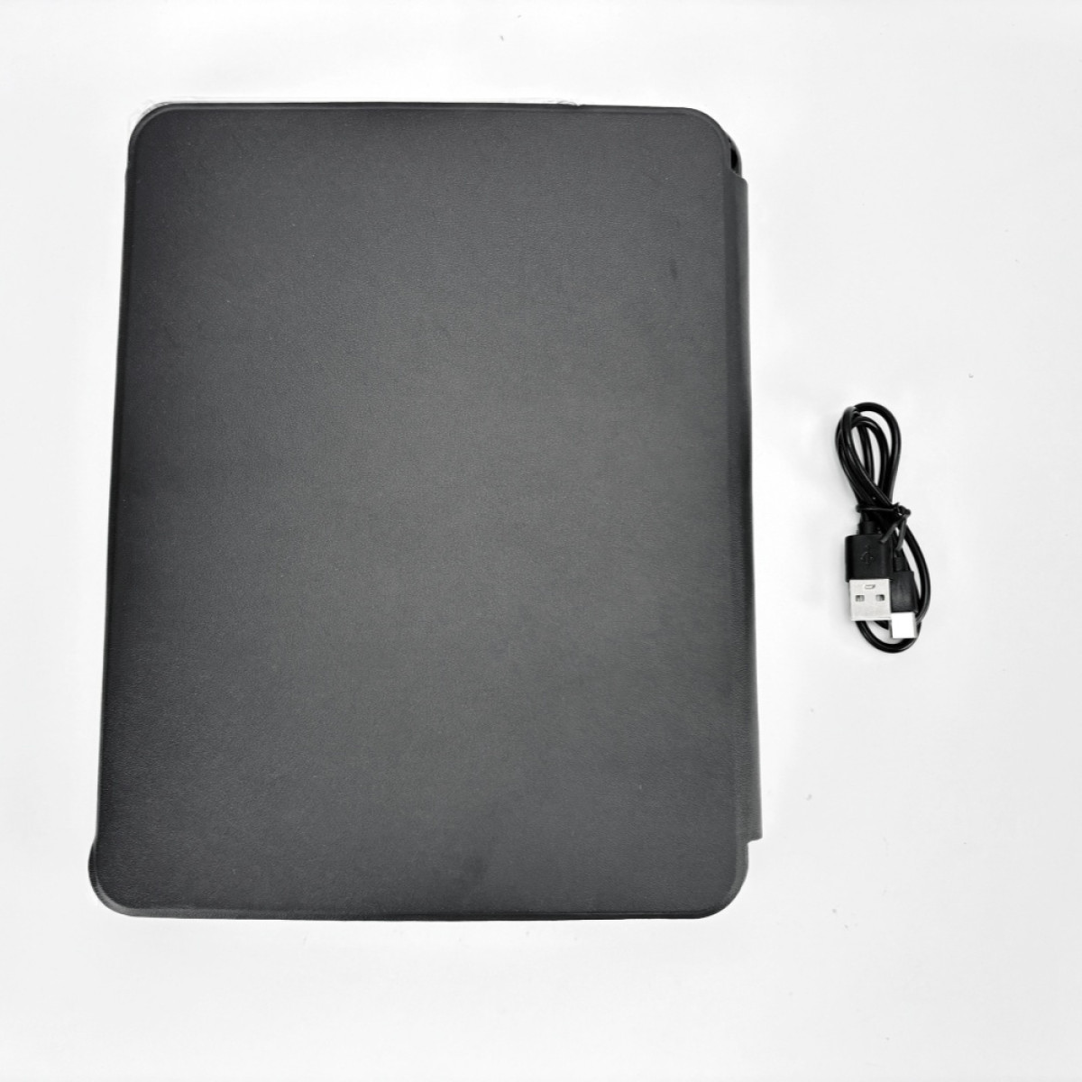 Tabletcase met een transparant frame en een grijs interieur op een witte achtergrond.