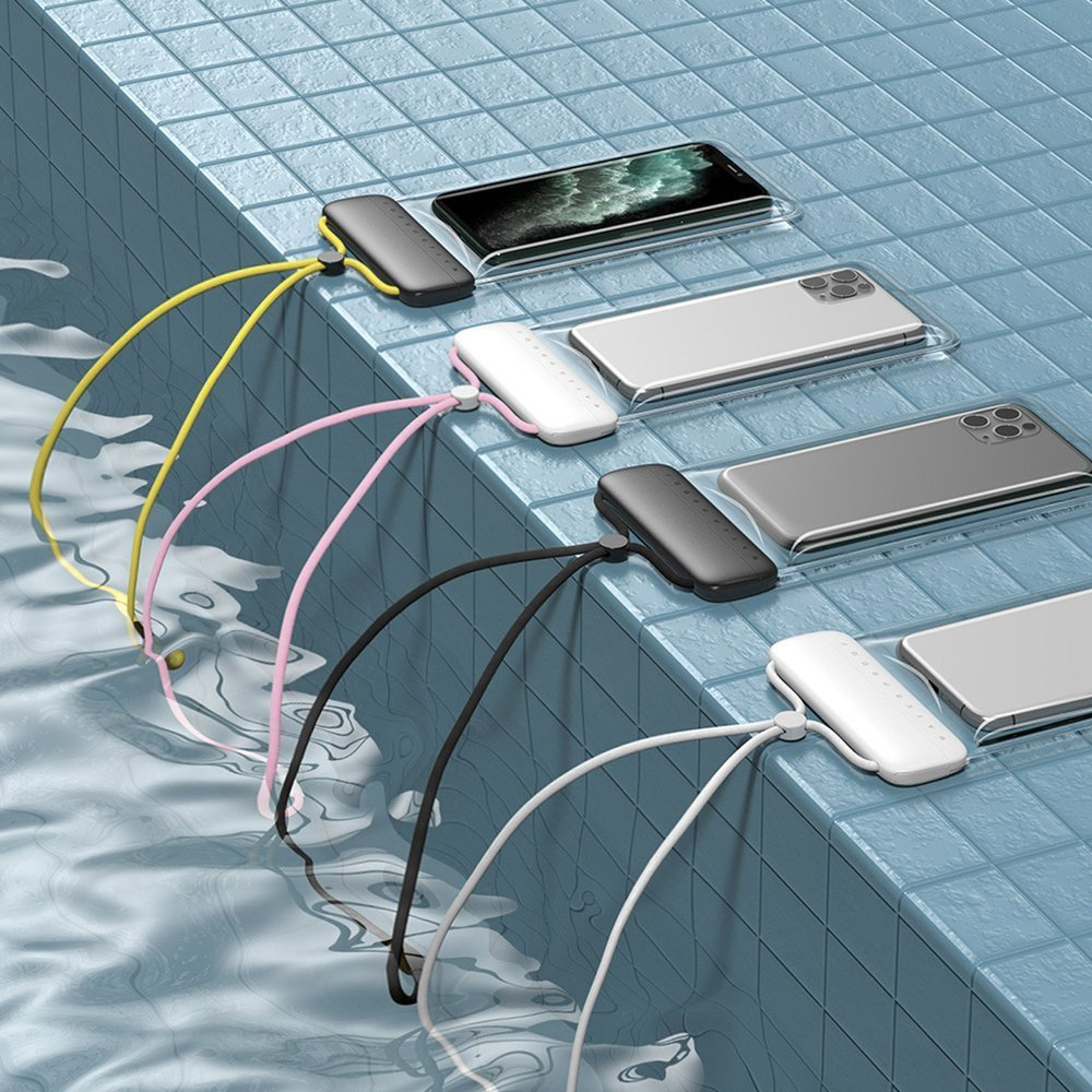 Mehrere farbige Ladekabel in einem Pool, mit Telefonen und Ladegeräten am Rand.