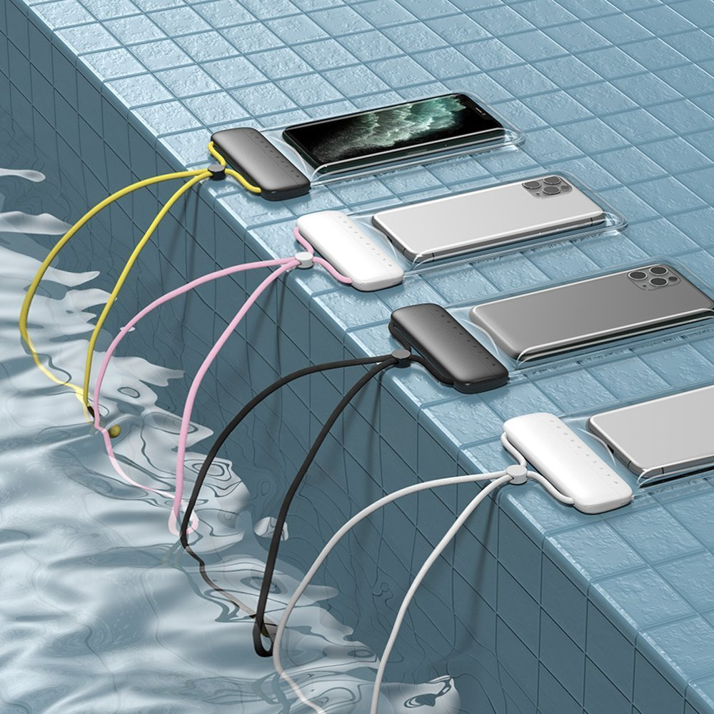 Diversi cavi di ricarica colorati in una piscina, con telefoni e caricabatterie sul lato.