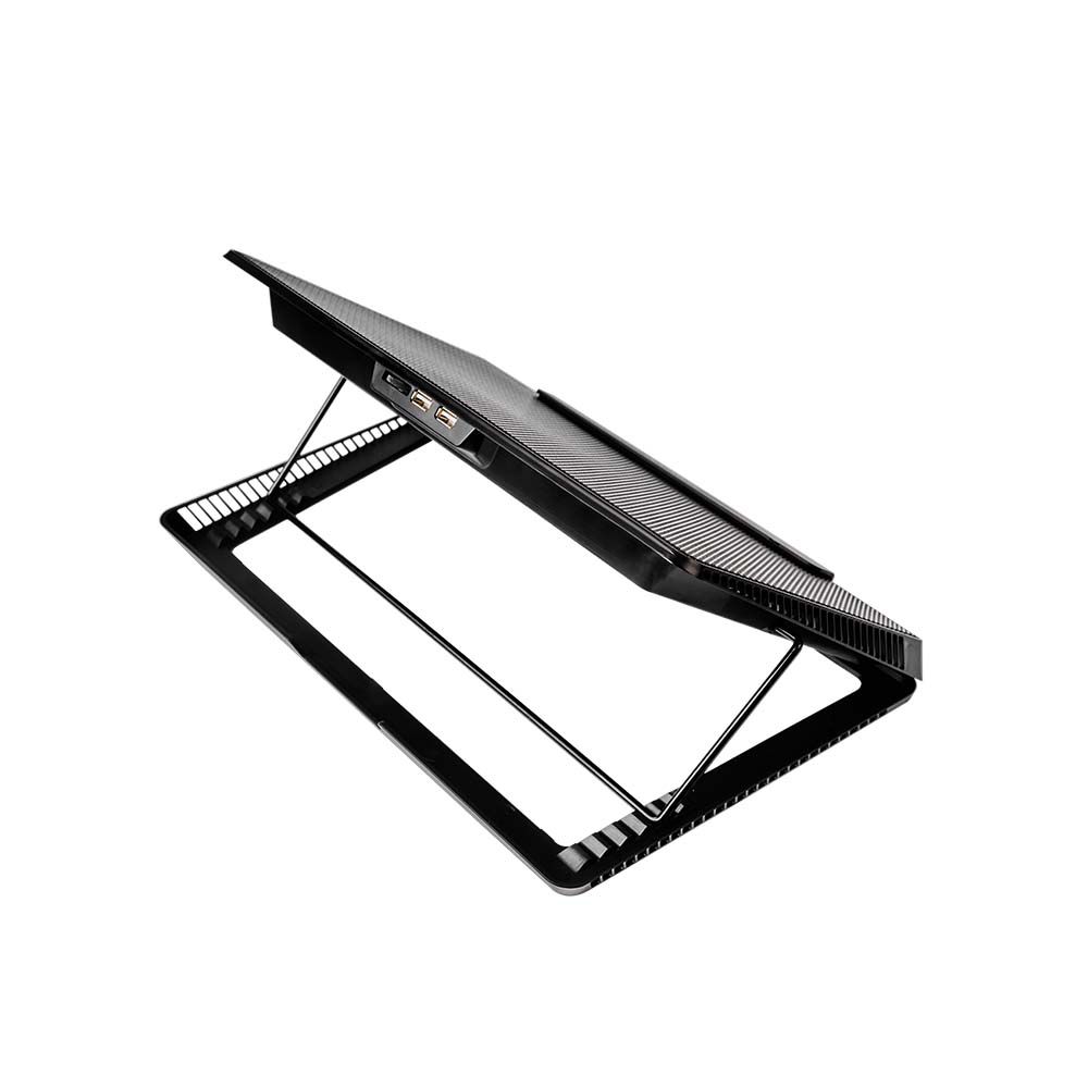 Czarna podkładka chłodząca pod laptopa z portami USB i metalowym wspornikiem na białym tle.