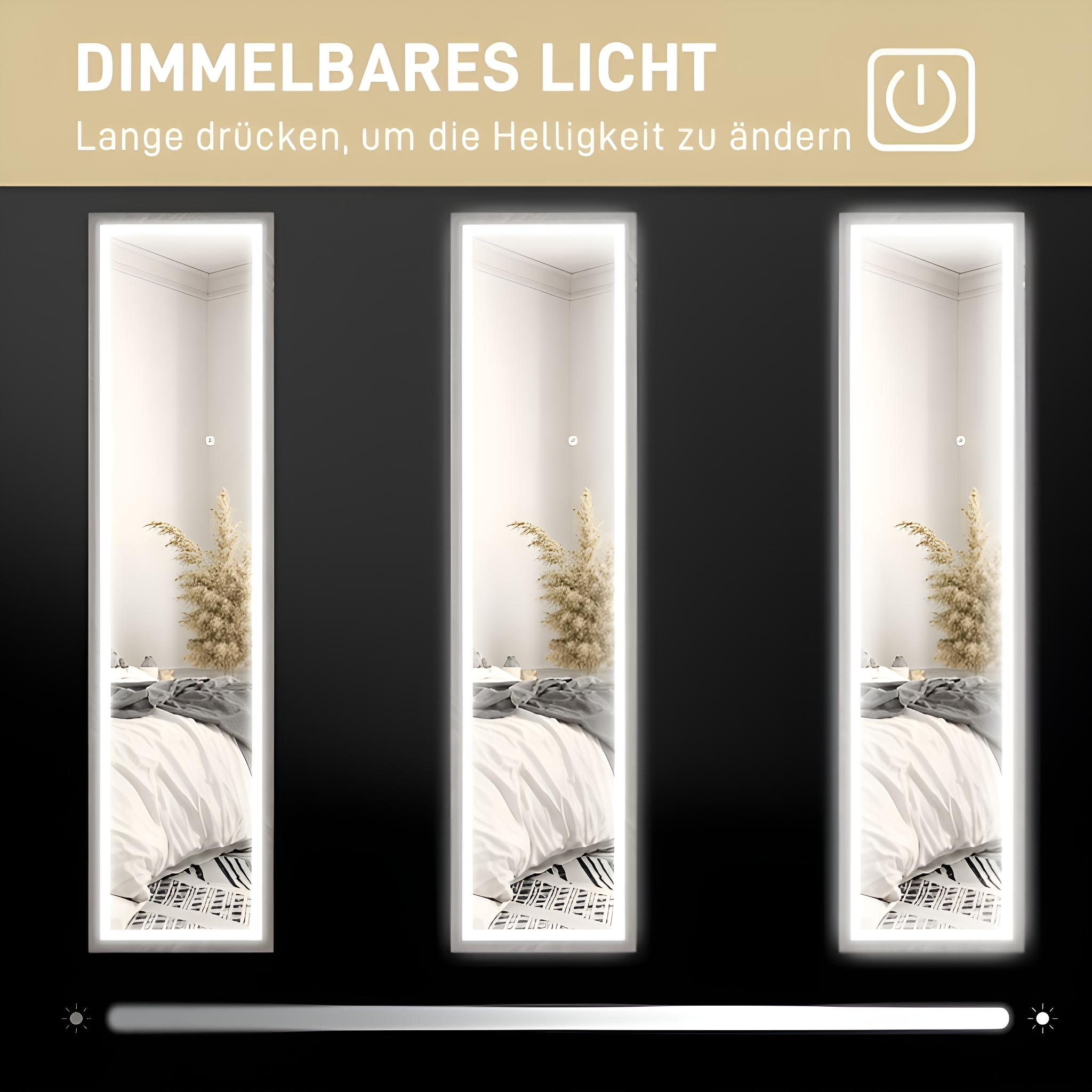 Drei beleuchtete Ganzkörperspiegel mit dimmbarem Licht, die Teile eines Schlafzimmers reflektieren.