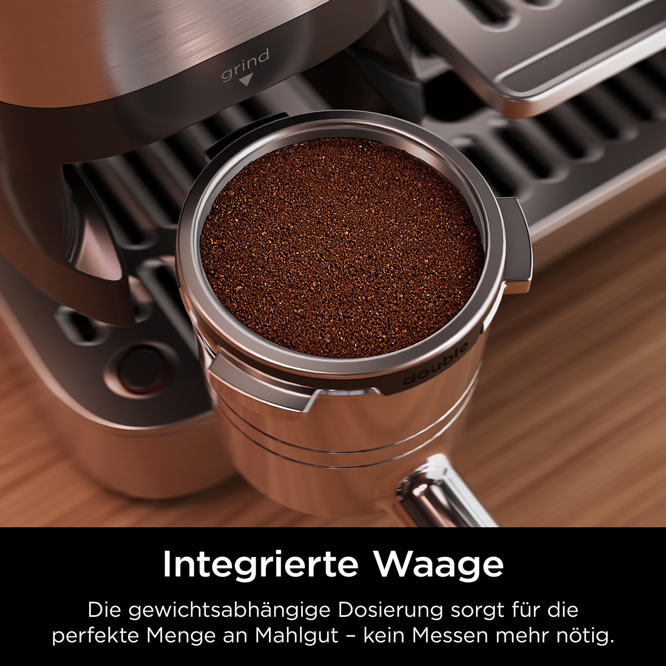 Zbliżenie uchwytu filtra ekspresu do kawy wypełnionego fusami. Tekst na dole brzmi: Zintegrowana waga.