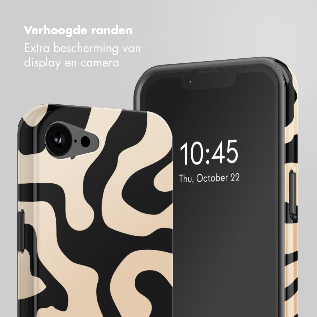 Deux téléphones avec des étuis. Un téléphone affiche l'heure et la date. Les étuis ont des motifs noirs et beiges.