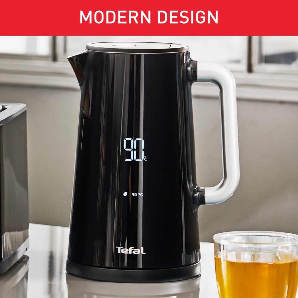 Czarny czajnik elektryczny z cyfrowym wyświetlaczem pokazującym 90 stopni. Srebrny uchwyt i filiżanka herbaty.