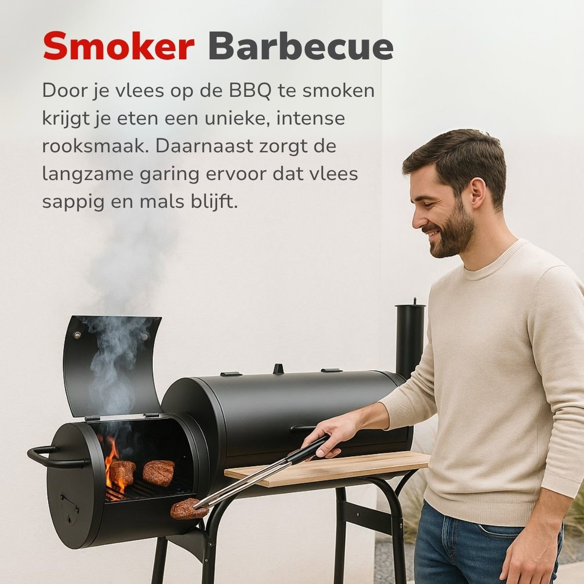 Man grilt vlees op een zwarte smoker barbecue met witte muur.