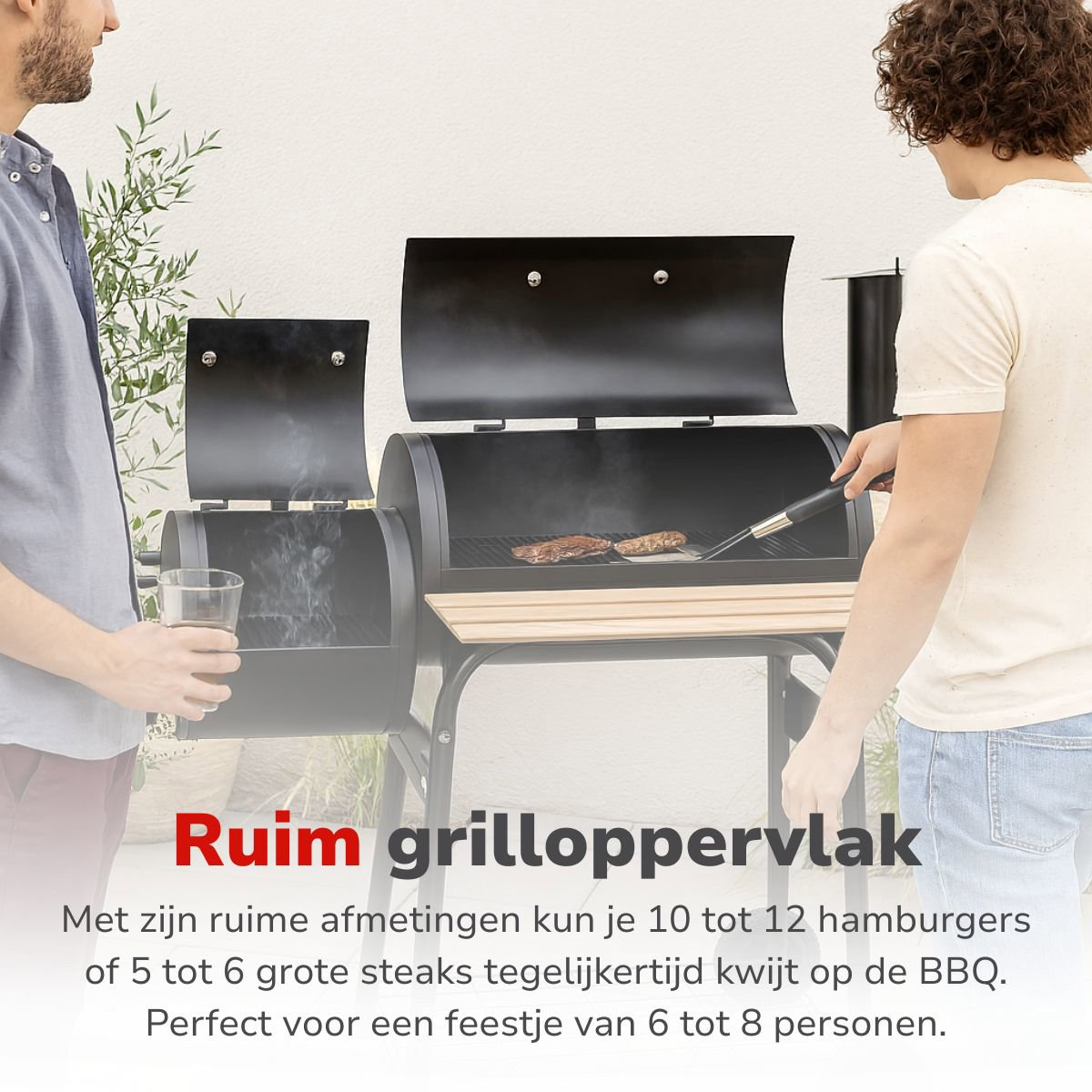 Mensen die grillen bij een smoker barbecue. Steaks en een drankje staan op tafel. Label: grilloppervlak.