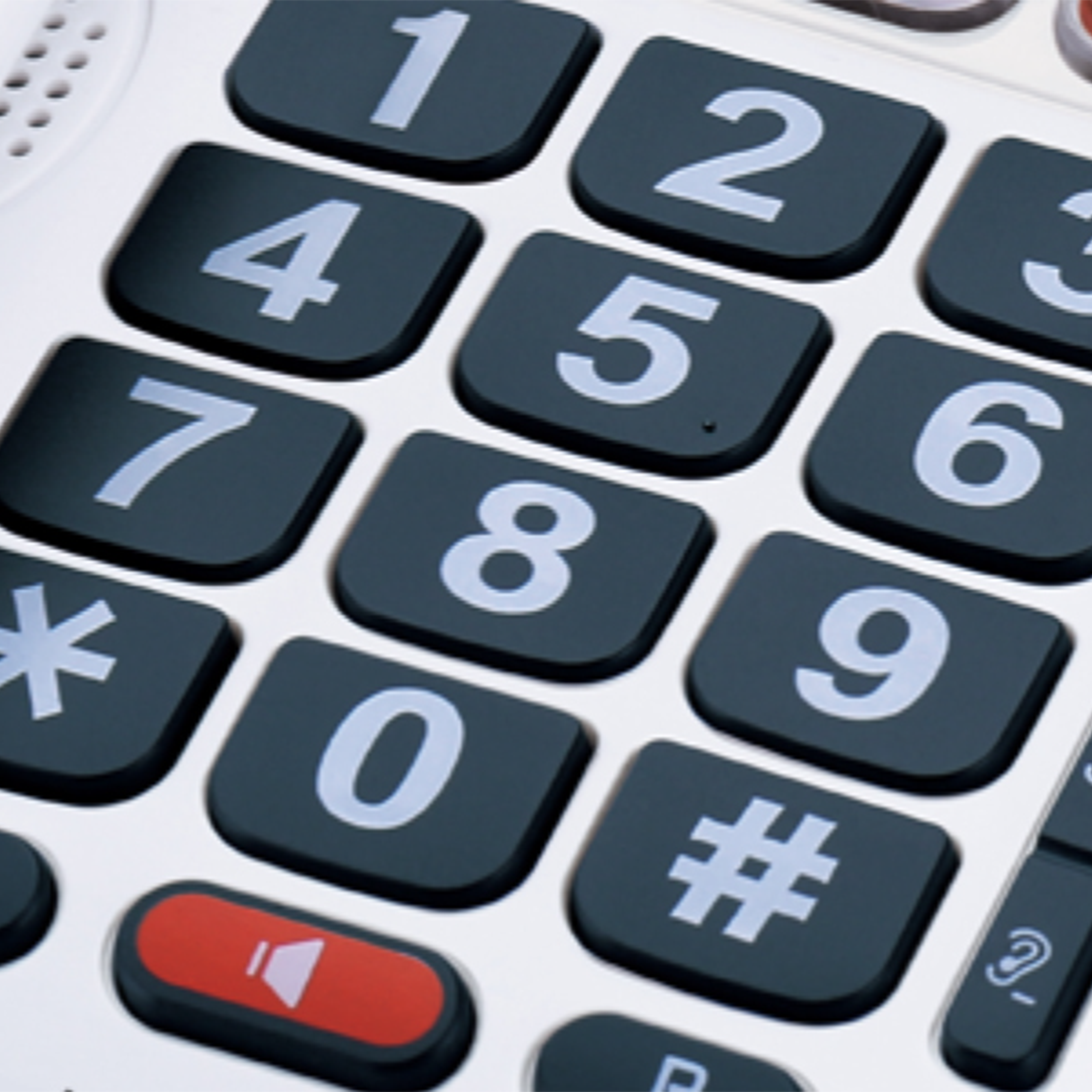 Primer plano de un teclado telefónico con botones negros grandes. Números y símbolos en blanco.