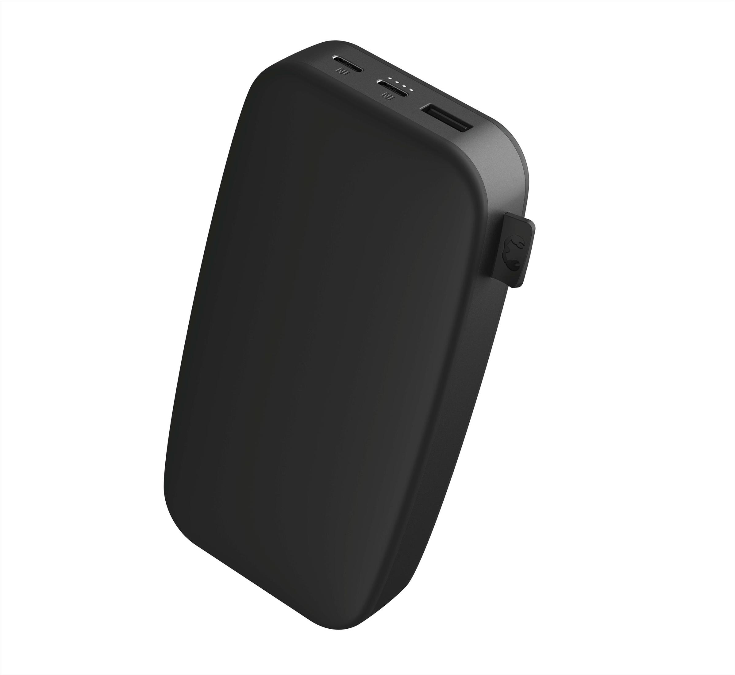 Czarny power bank, lekko pod kątem. Ma porty na górze i mały haczyk z boku, białe tło.