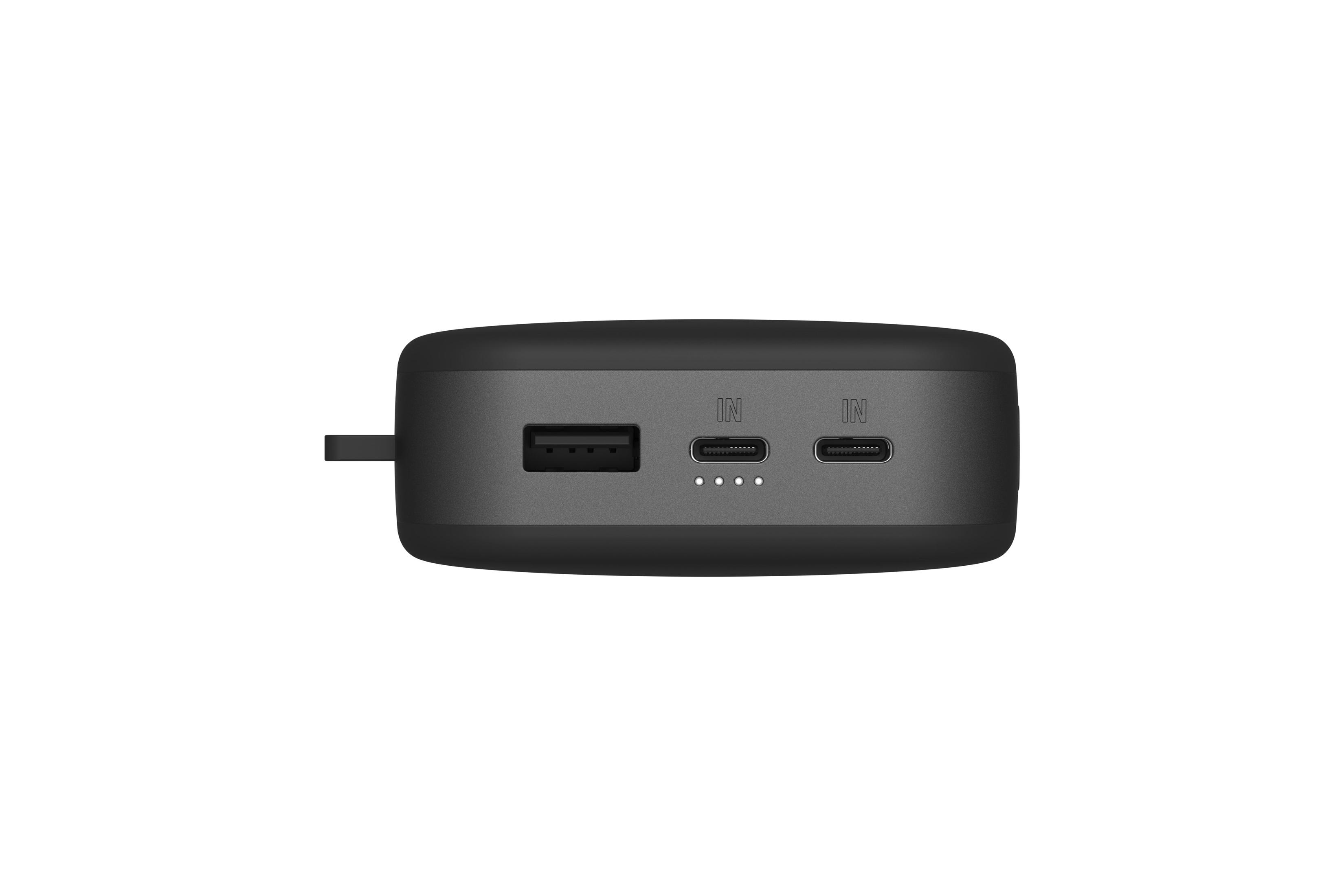 Zbliżenie czarnego power banku z portami USB i USB-C, białe tło. Power bank jest w pozycji poziomej.