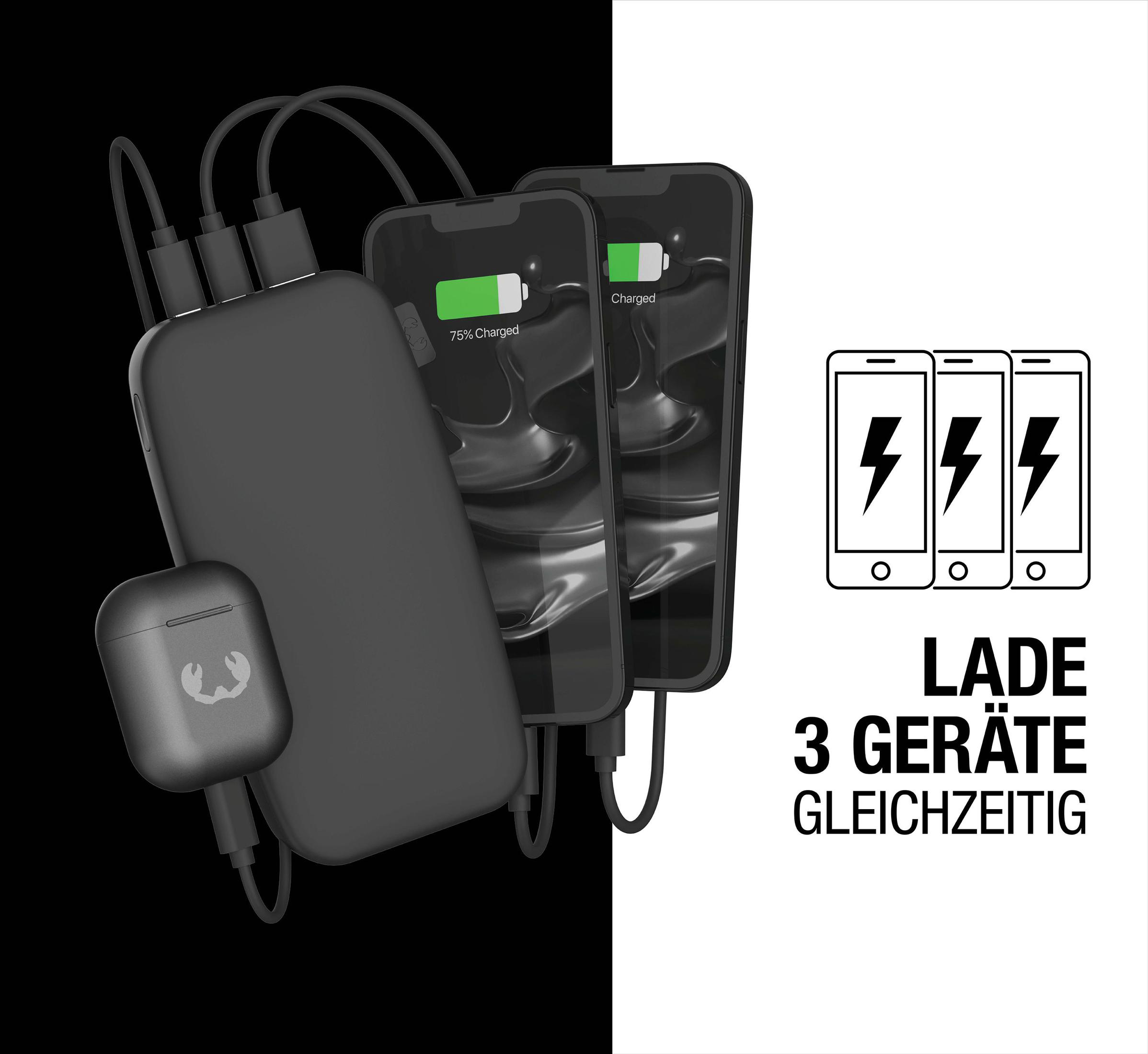 Trzy smartfony podłączone do power banku. Telefony się ładują. Etui AirPod jest po lewej stronie, białe tło.