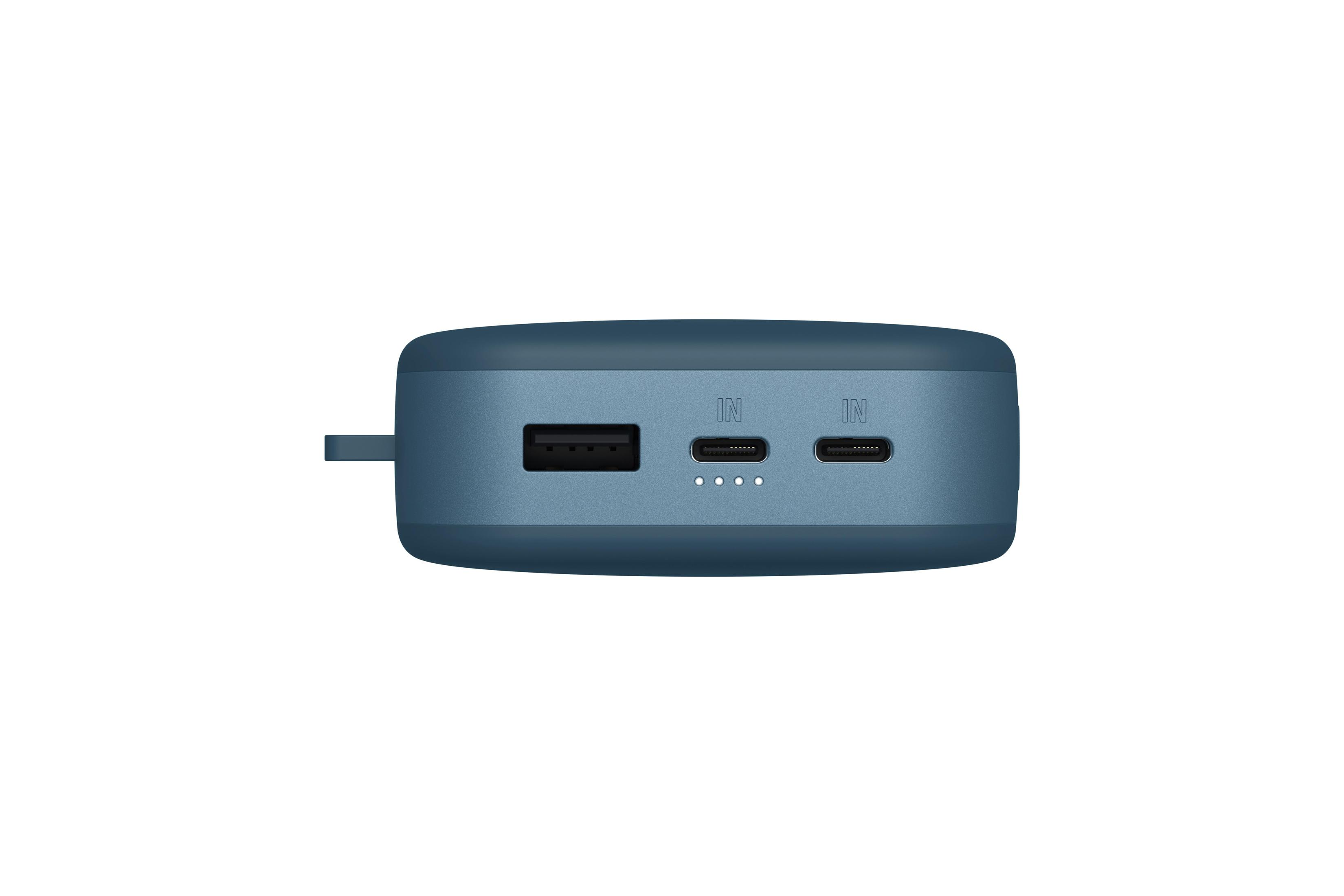 Een blauwe powerbank met een USB-poort en twee USB-C-poorten wordt getoond tegen een witte achtergrond.