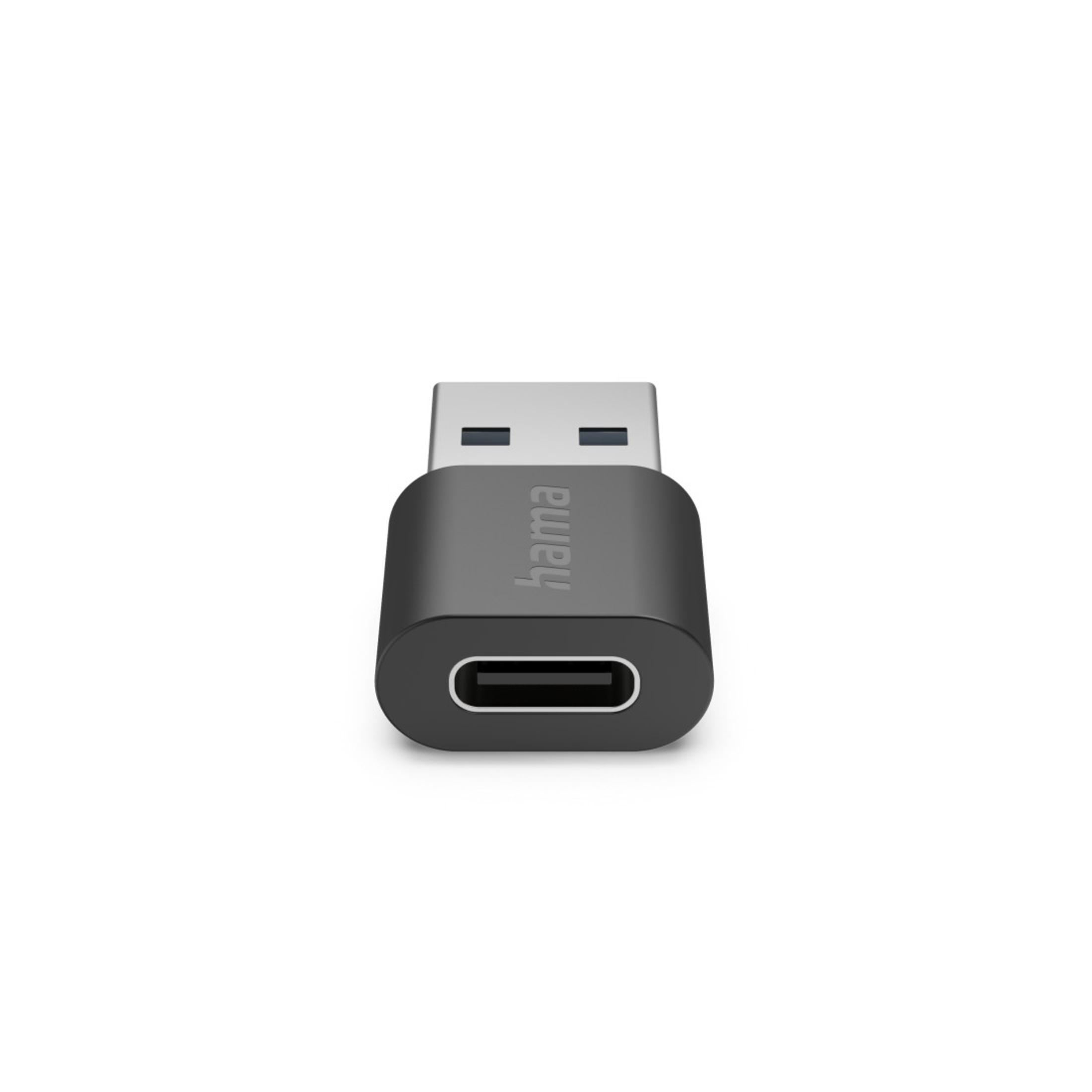 Ein schwarzer USB-C-zu-USB-Adapter. Er hat einen USB-C-Buchsenanschluss und einen USB-A-Steckeranschluss. Weißer Hintergrund.